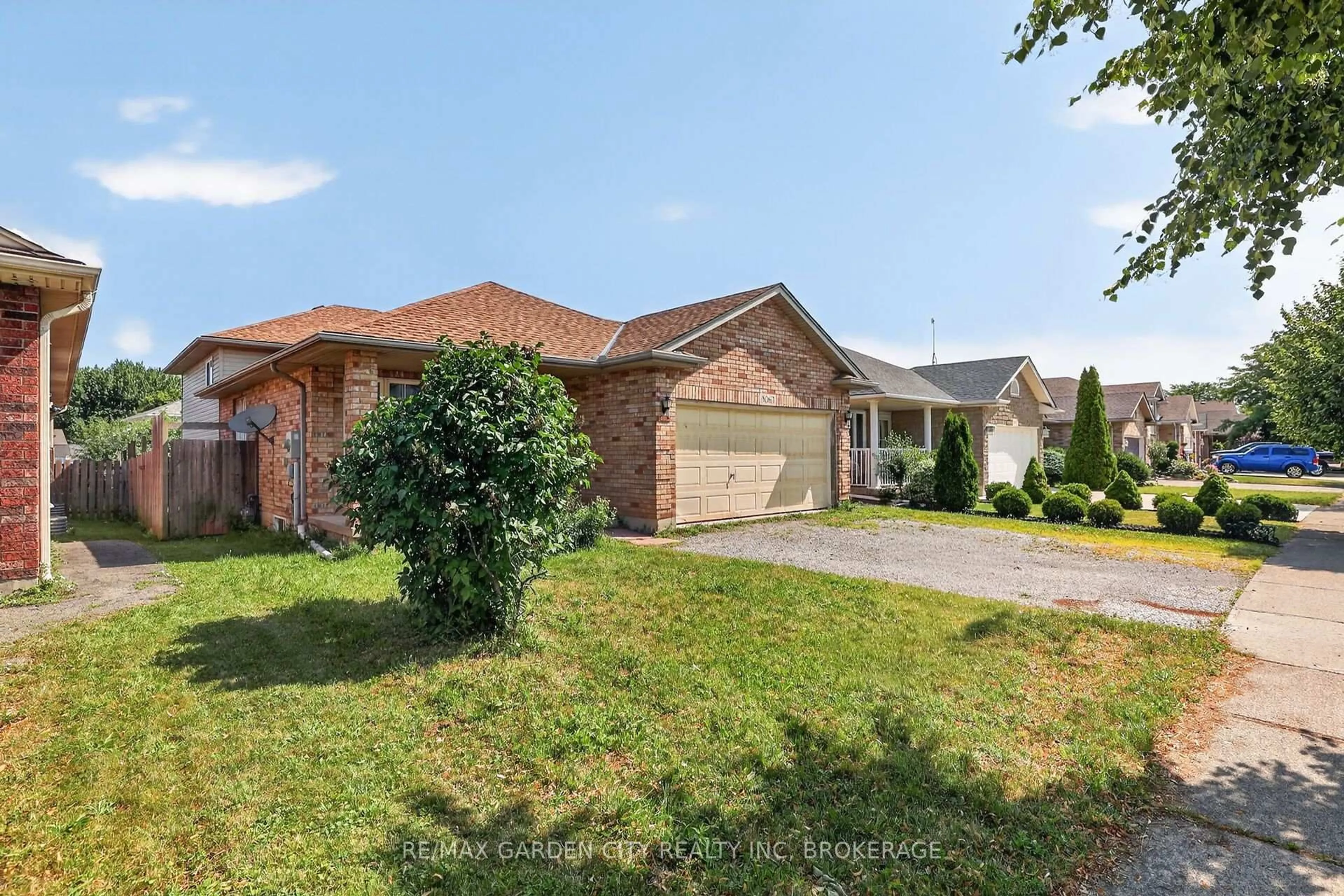 A pic from outside/outdoor area/front of a property/back of a property/a pic from drone, street for 8063 Citation Rd, Niagara Falls Ontario L2H 3E5