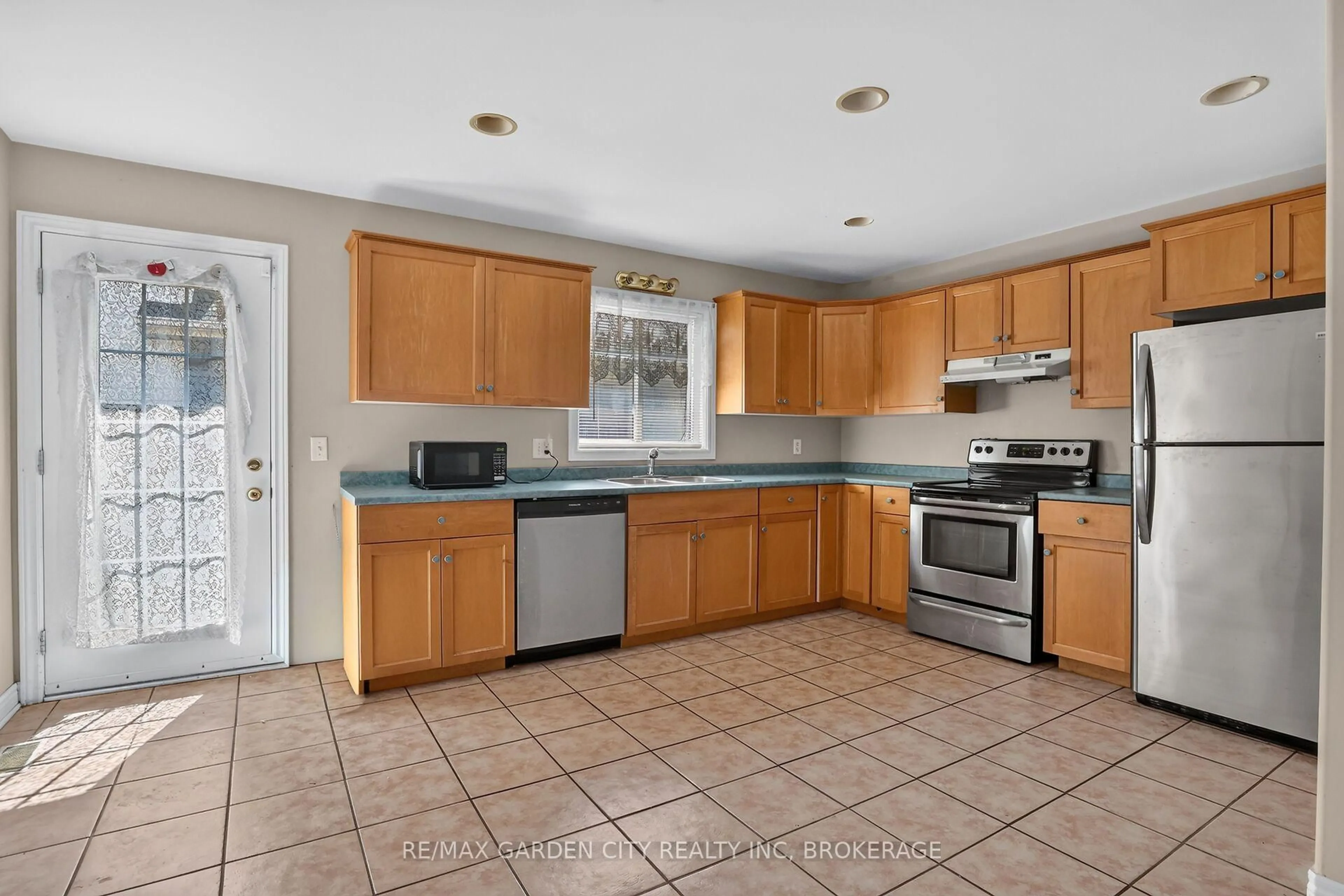 Standard kitchen, ceramic/tile floor for 8063 Citation Rd, Niagara Falls Ontario L2H 3E5