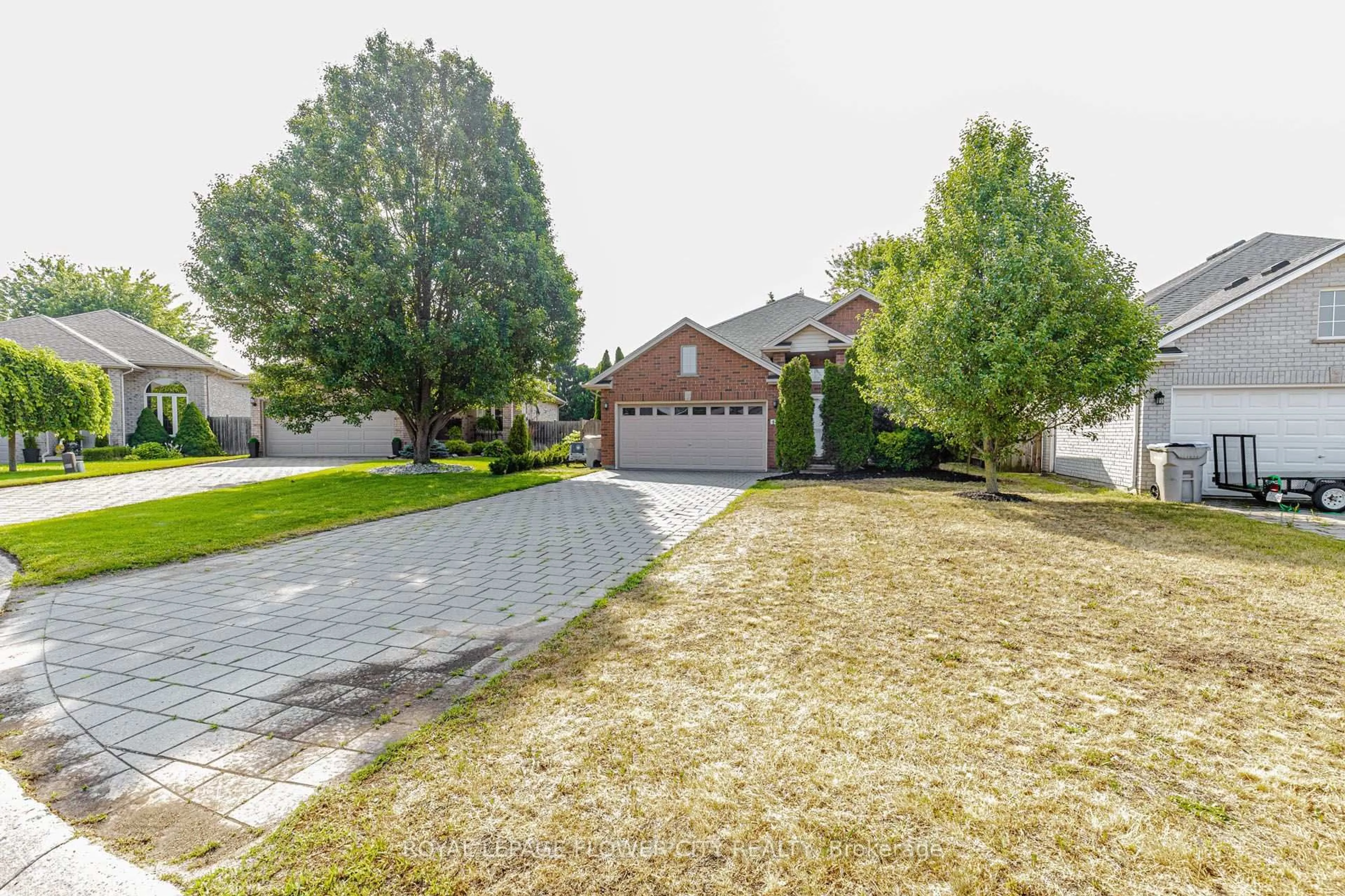 A pic from outside/outdoor area/front of a property/back of a property/a pic from drone, street for 47 QUEENSWAY Dr, Strathroy-Caradoc Ontario N7G 4M2