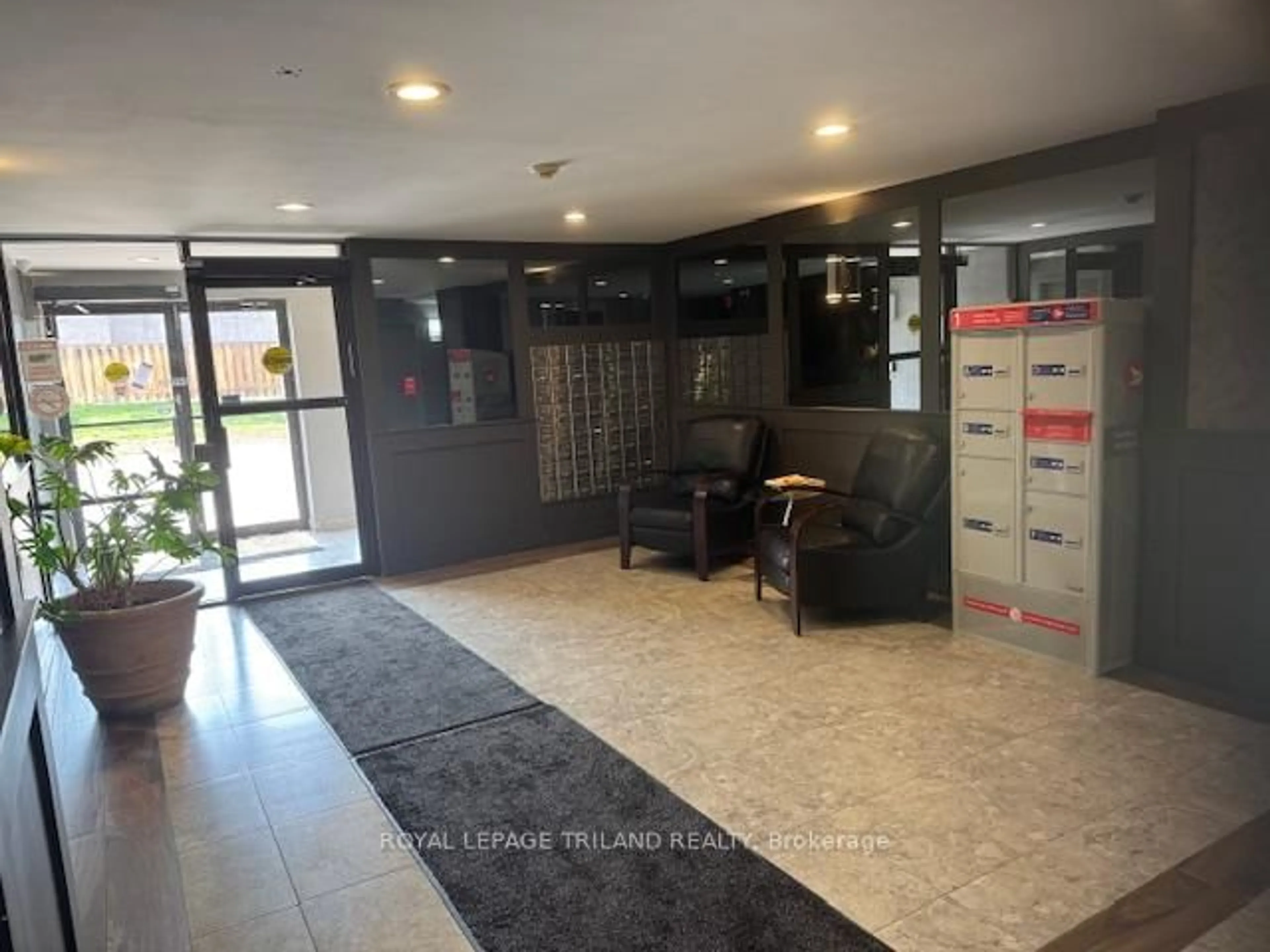 Lobby for 650 Cheapside St #605, London East Ontario N5Y 5J8