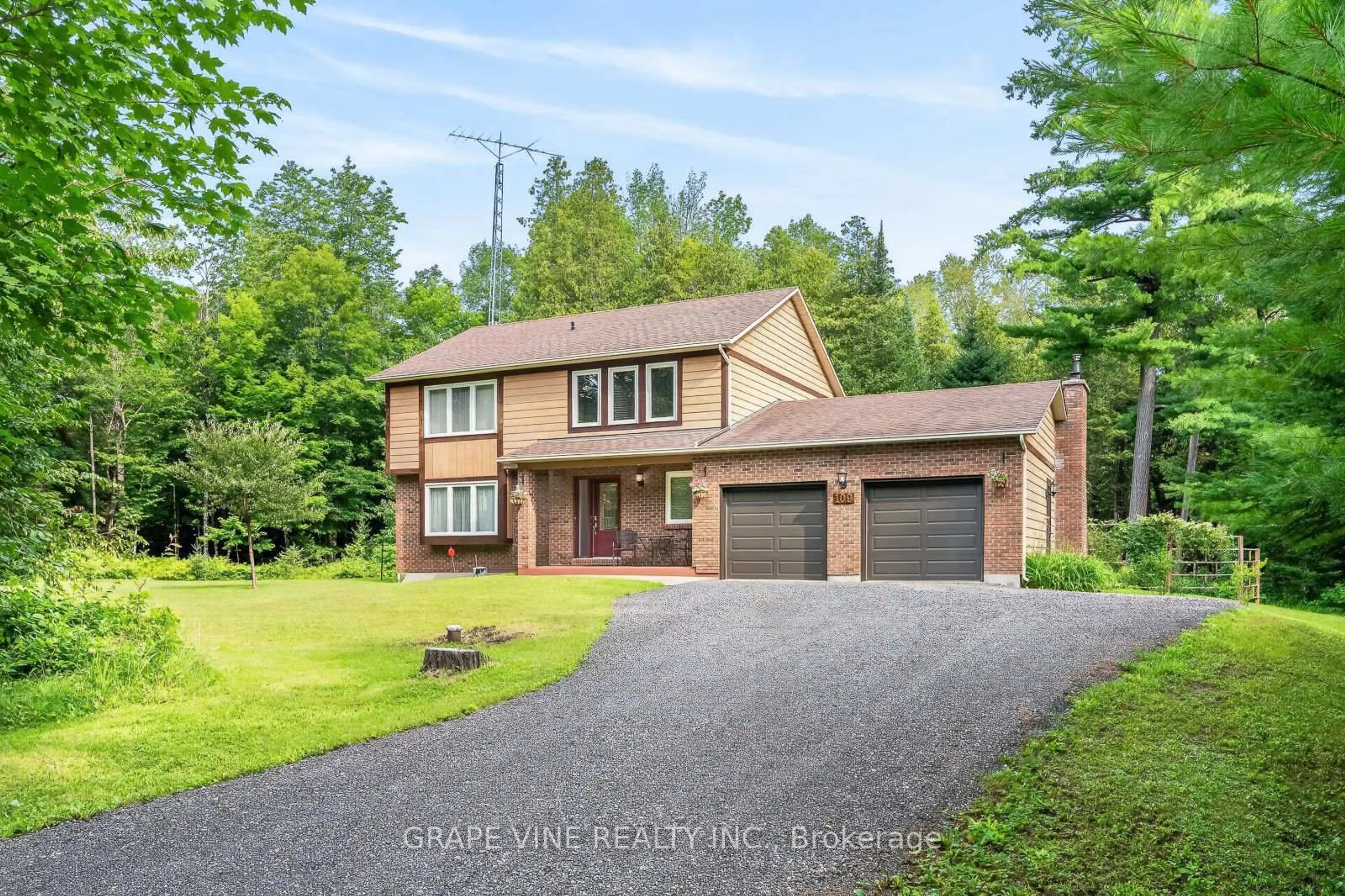 A pic from outside/outdoor area/front of a property/back of a property/a pic from drone, street for 109 MIDVALE Dr, Carp Ontario K0A 1L0