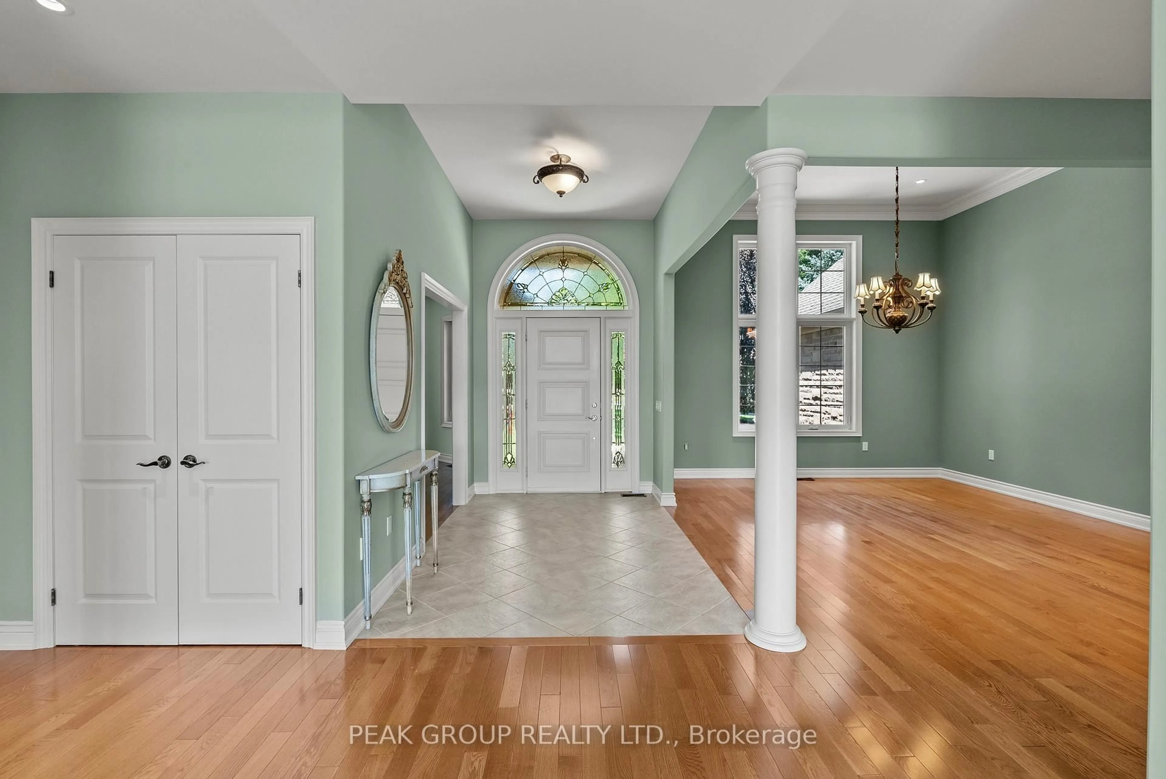 Indoor entryway for 75 Tanbark Rd, Niagara-on-the-Lake Ontario L0S 1P0