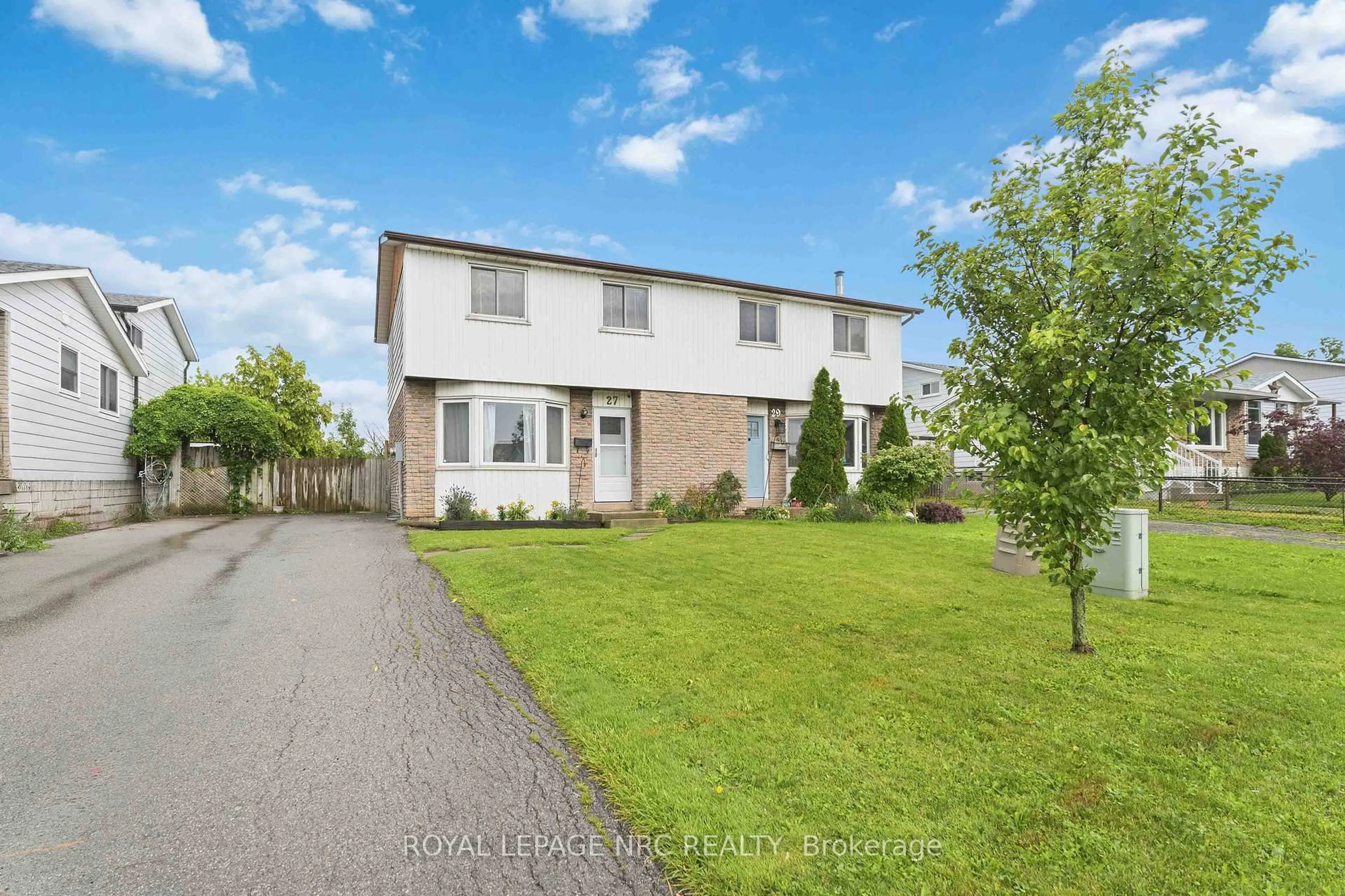 A pic from outside/outdoor area/front of a property/back of a property/a pic from drone, street for 27 Canterbury Dr, St. Catharines Ontario L2P 3M6