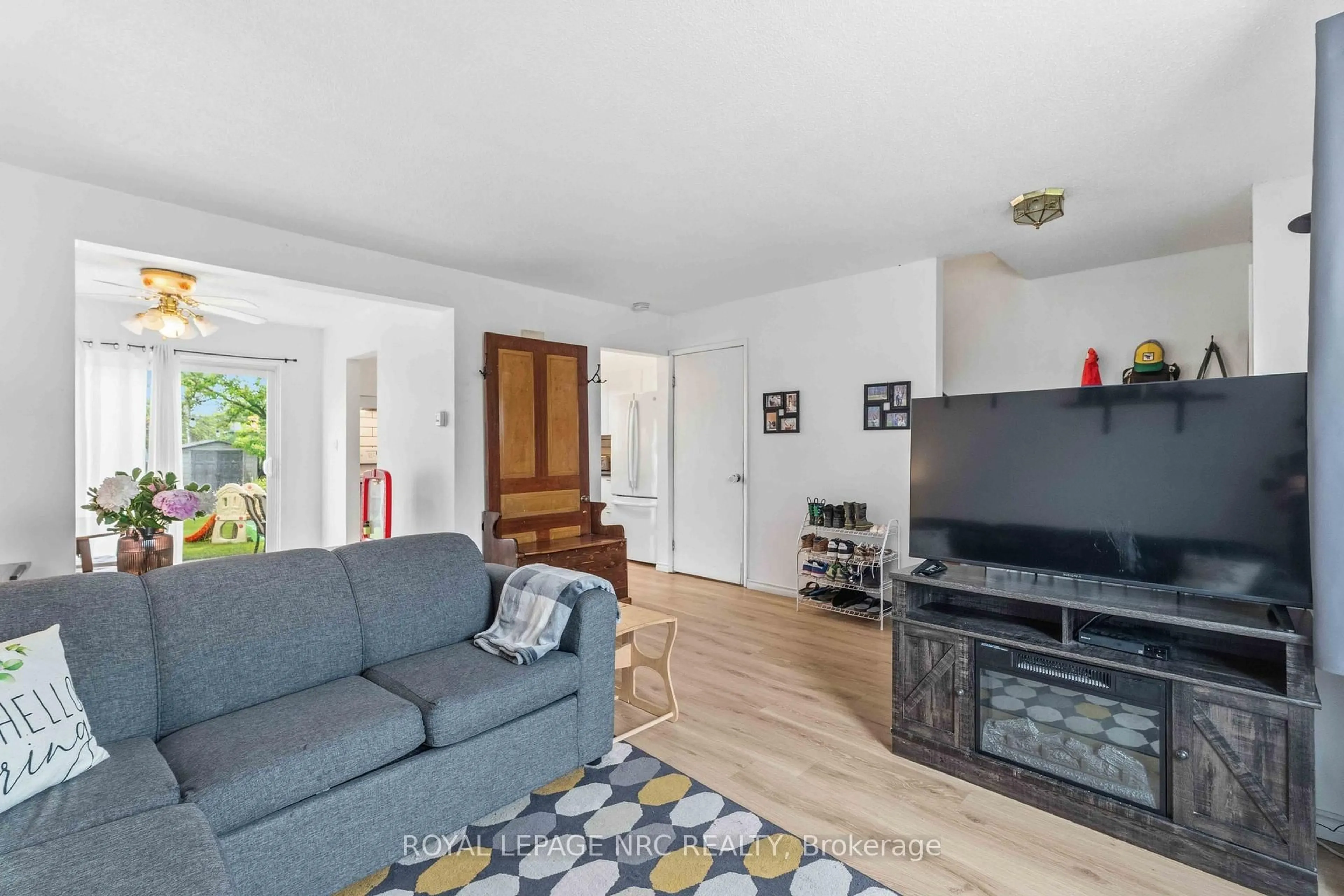 Living room with furniture, unknown for 27 Canterbury Dr, St. Catharines Ontario L2P 3M6
