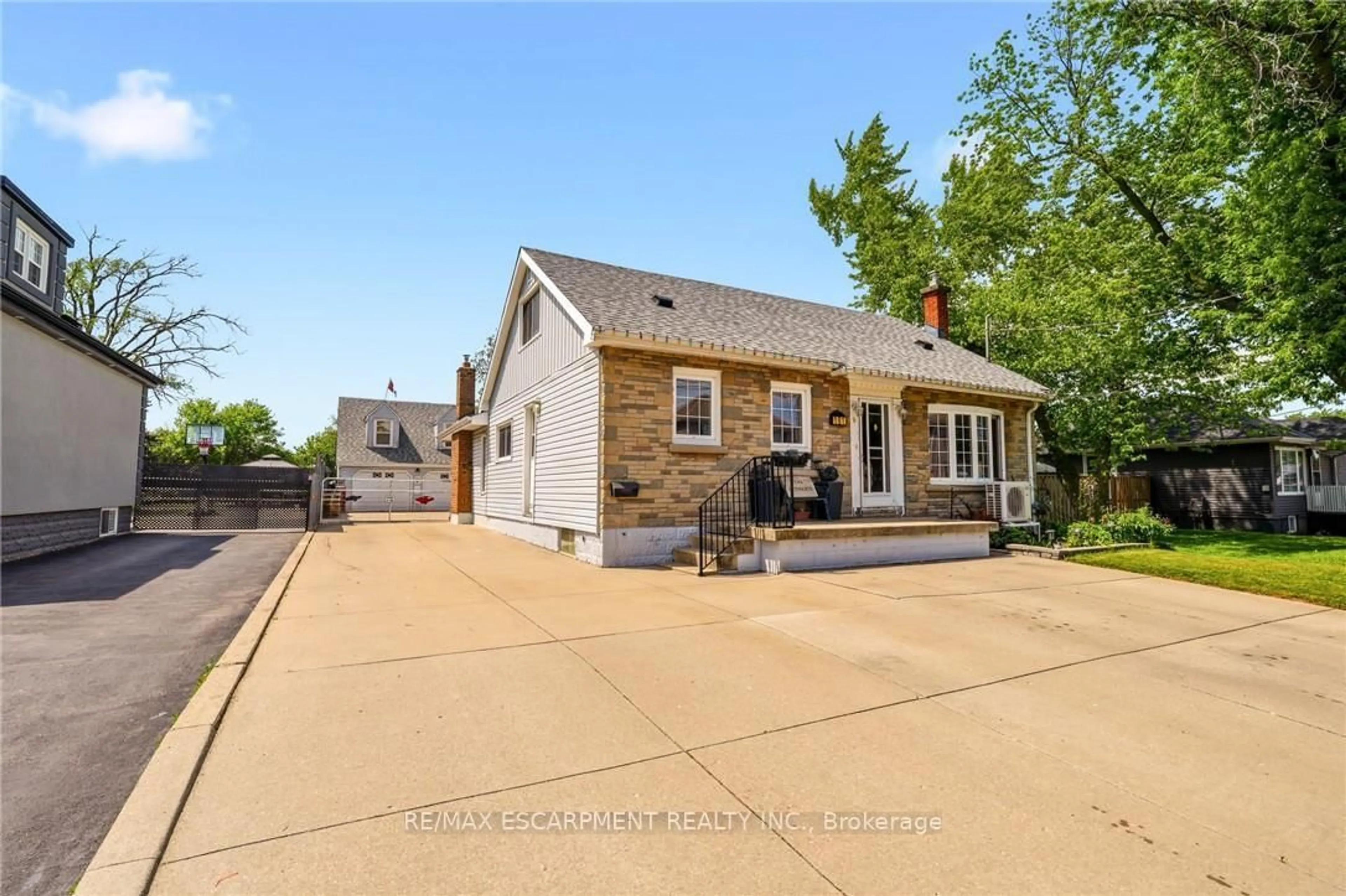 A pic from outside/outdoor area/front of a property/back of a property/a pic from drone, street for 191 Millen Rd, Hamilton Ontario L8E 2G4