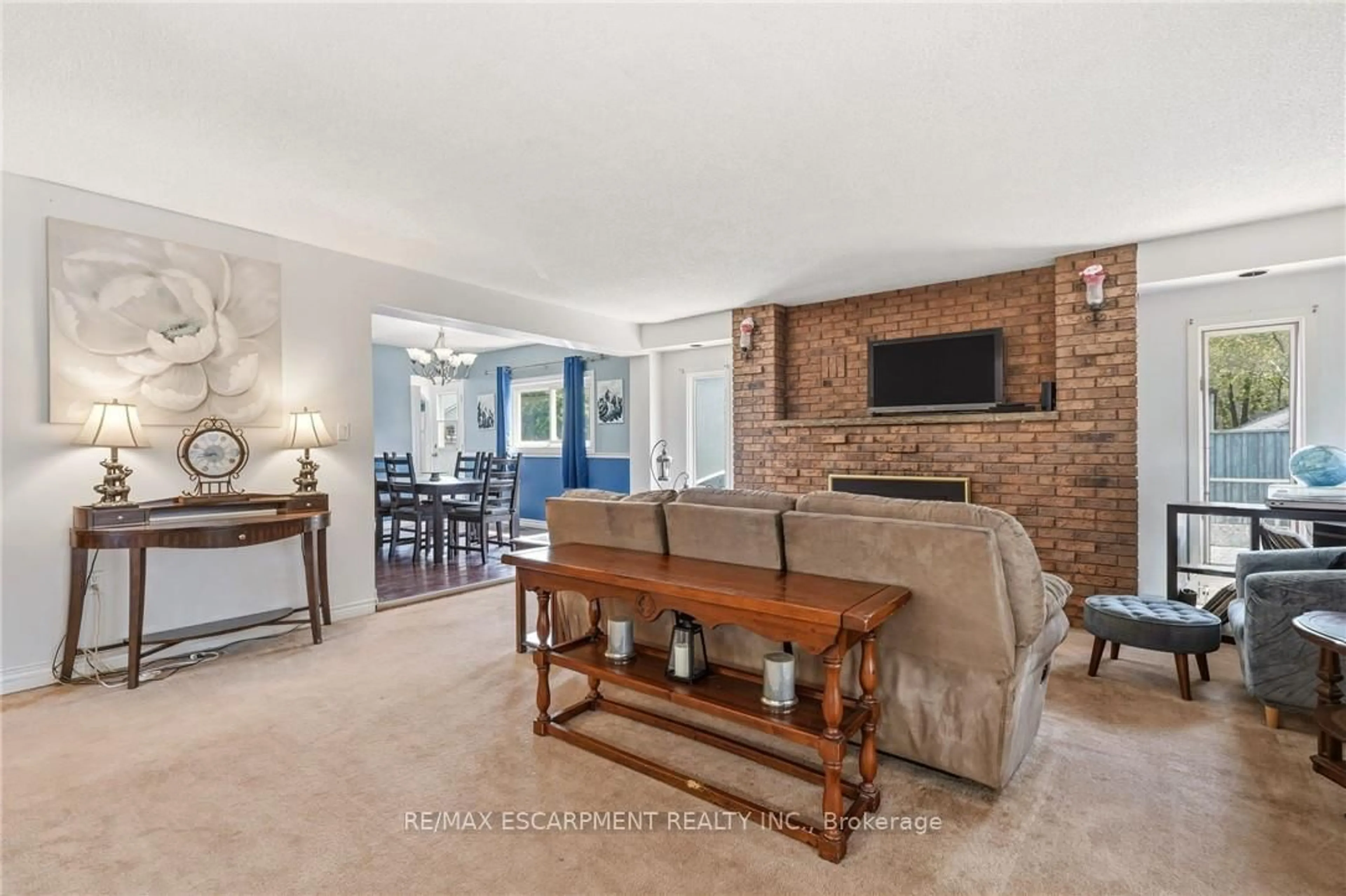 Living room with furniture, unknown for 191 Millen Rd, Hamilton Ontario L8E 2G4