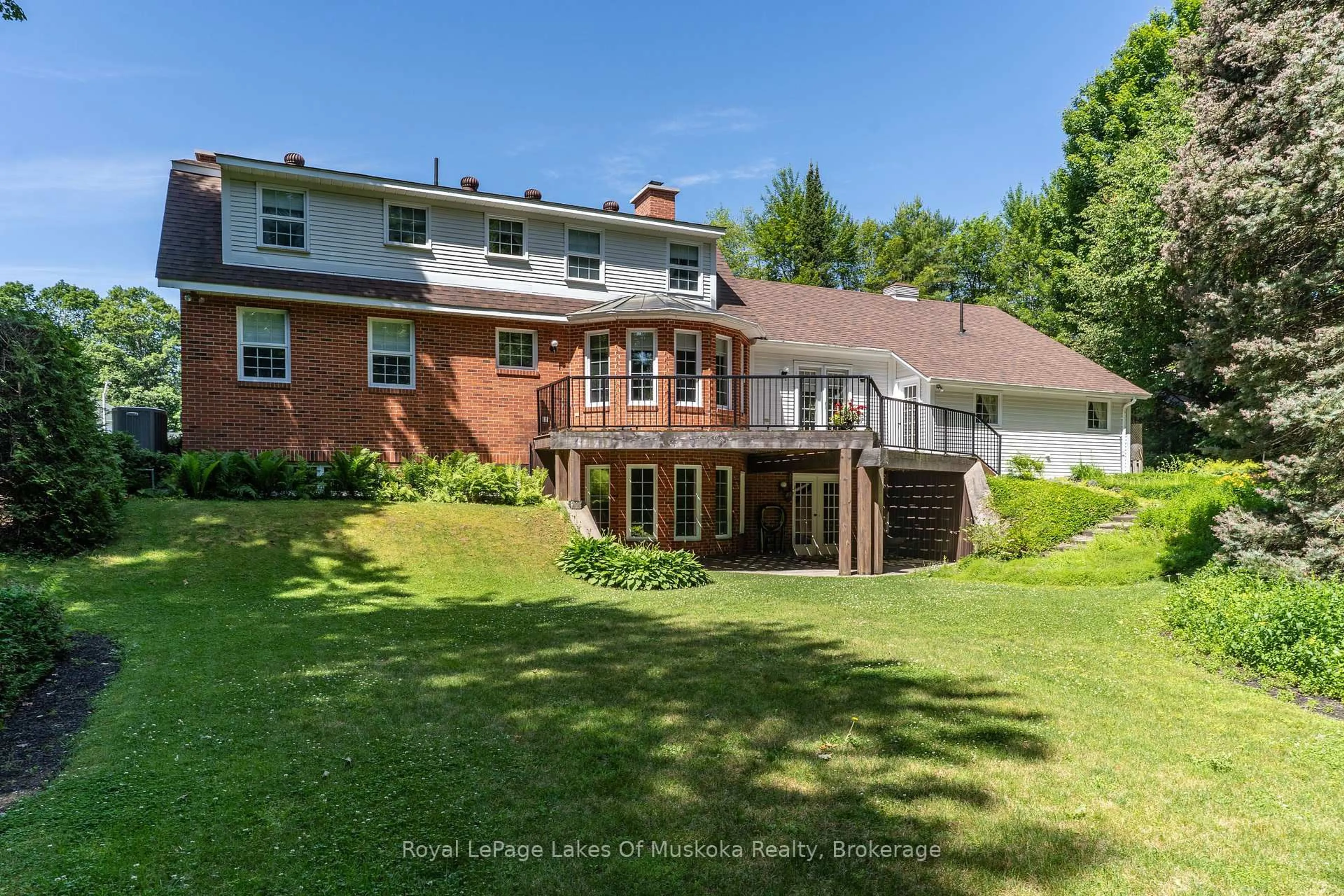 A pic from outside/outdoor area/front of a property/back of a property/a pic from drone, water/lake/river/ocean view for 33 South Muskoka Dr, Bracebridge Ontario P1L 1M4