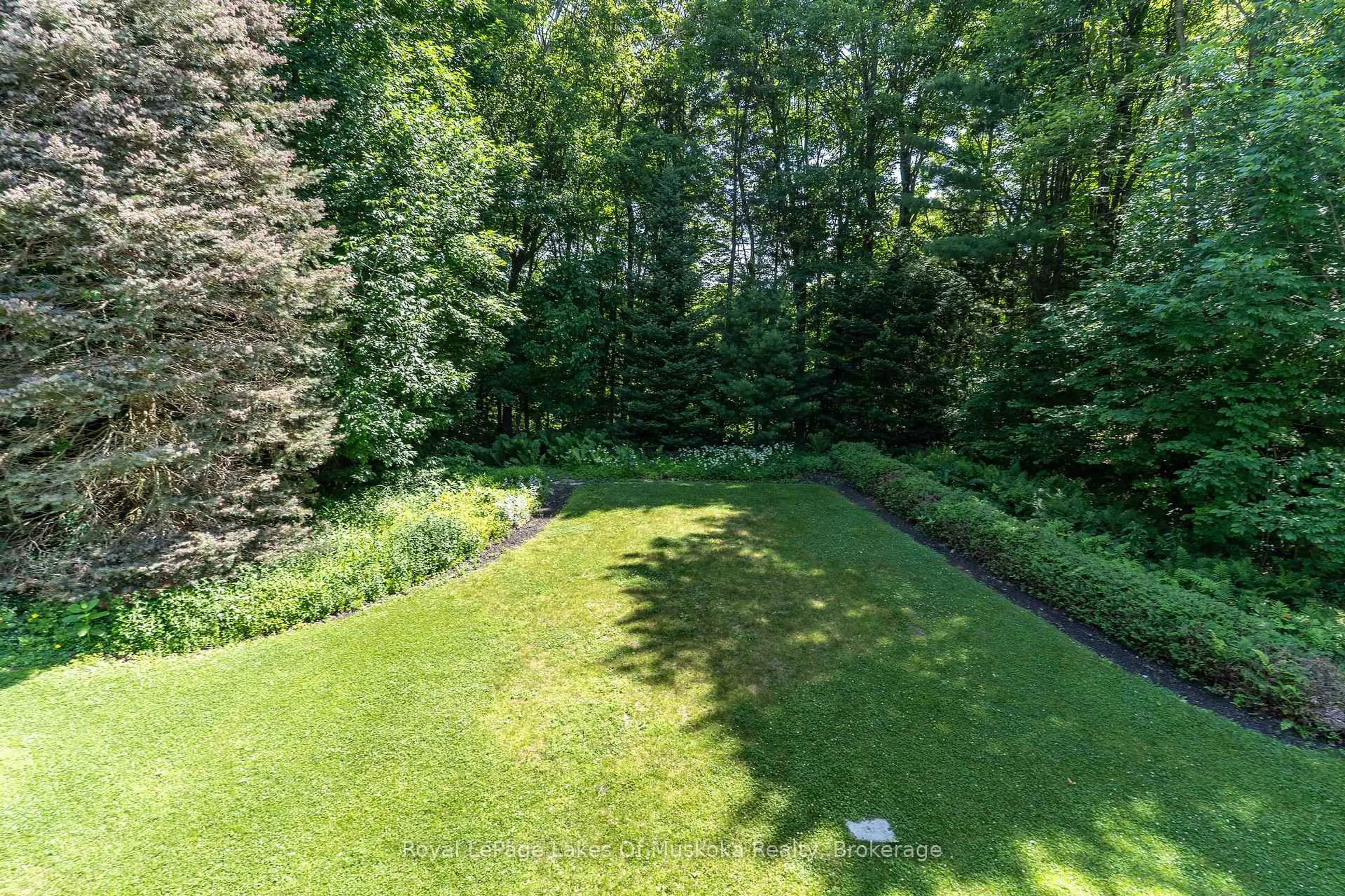 A pic from outside/outdoor area/front of a property/back of a property/a pic from drone, forest/trees view for 33 South Muskoka Dr, Bracebridge Ontario P1L 1M4