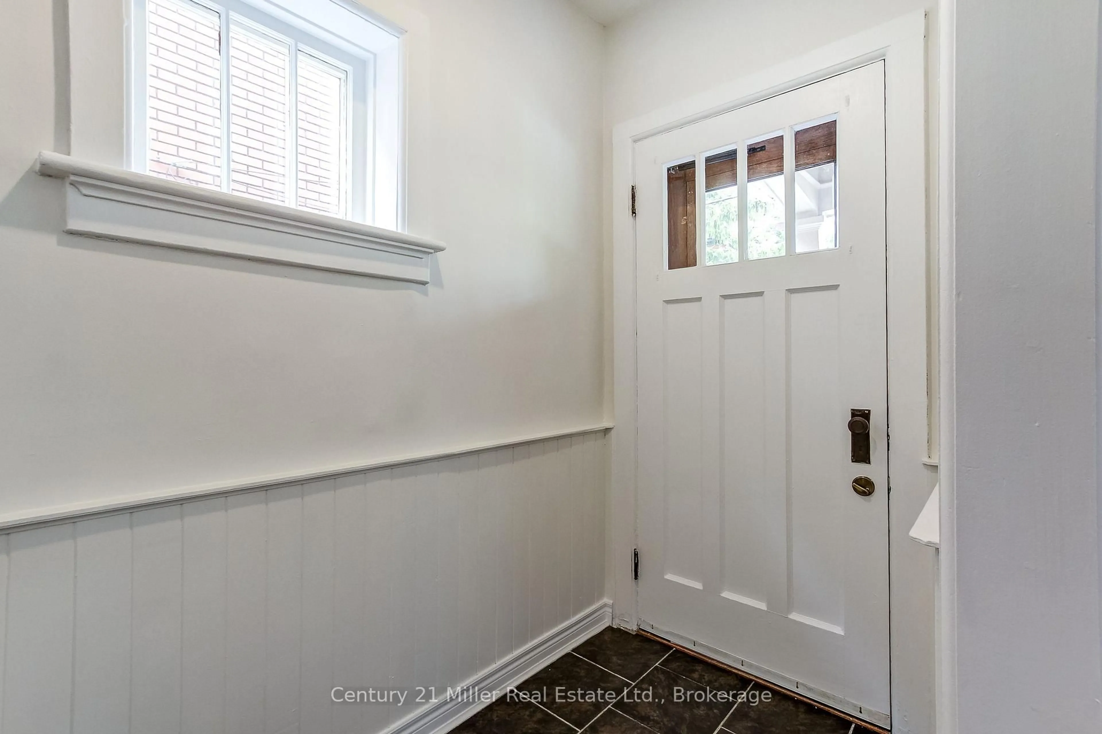 Indoor entryway for 17 Whitney Pl, Kitchener Ontario N2G 2X6
