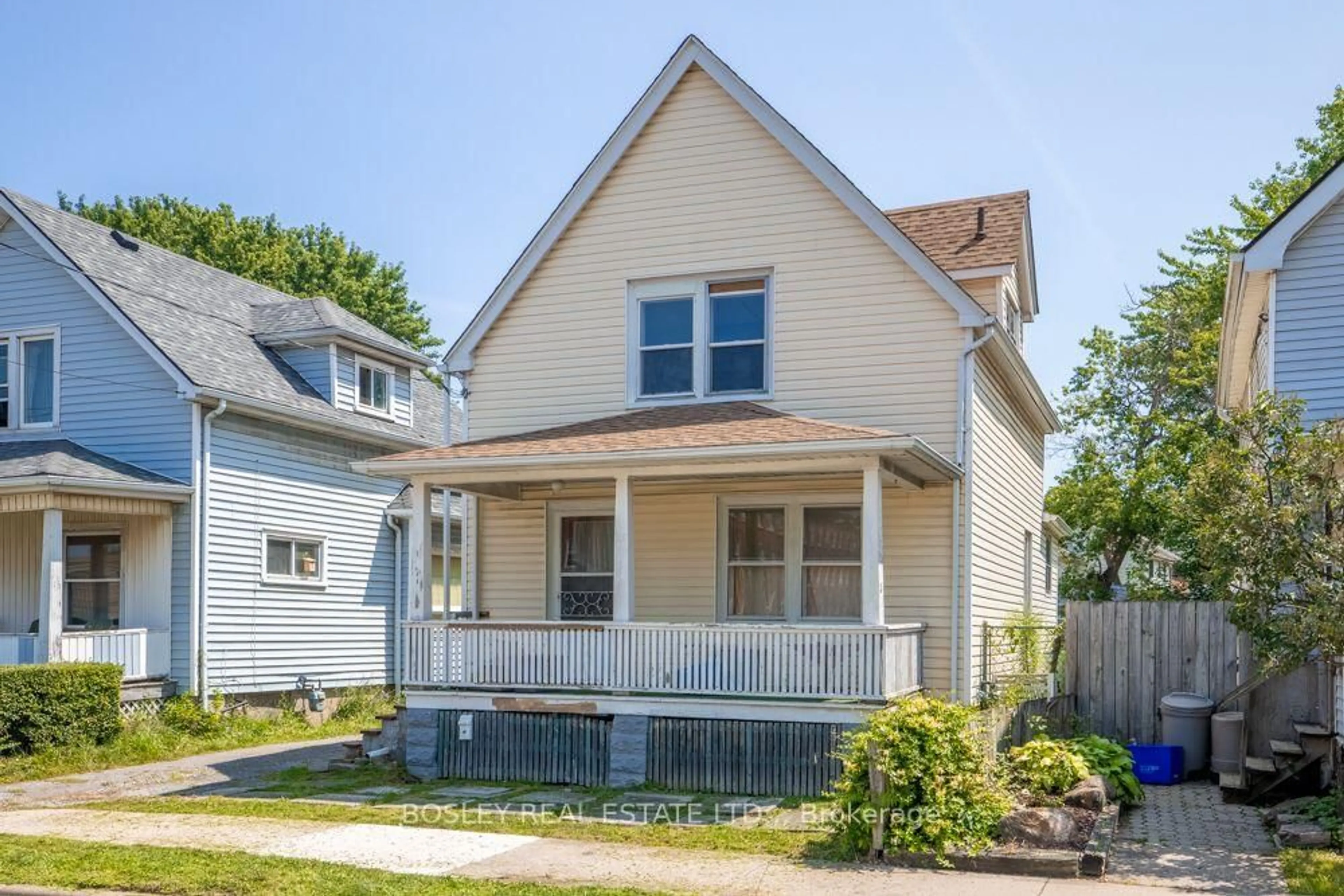 Home with vinyl exterior material, street for 28 Tasker St, St. Catharines Ontario L2R 3Z8