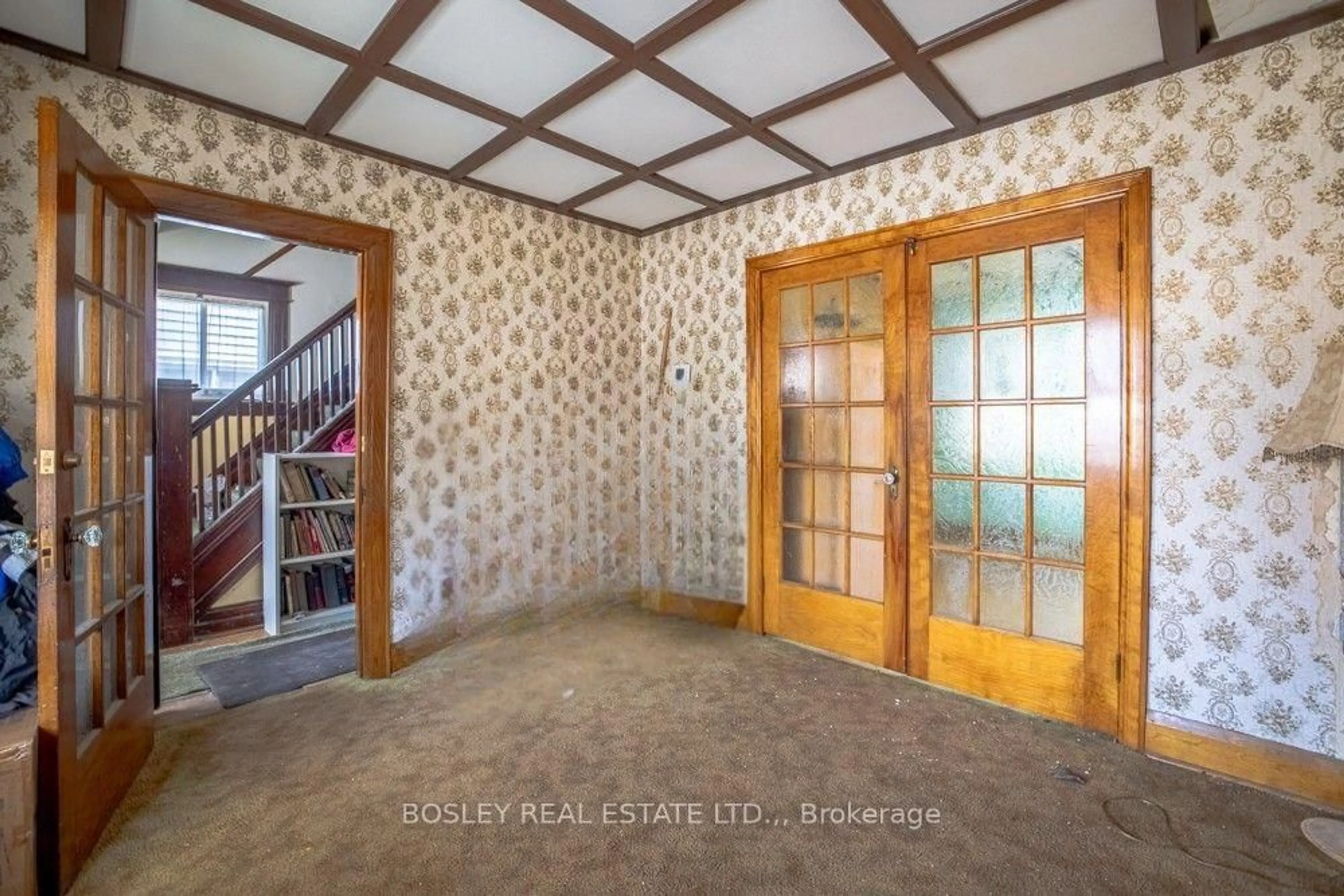 Indoor foyer for 28 Tasker St, St. Catharines Ontario L2R 3Z8