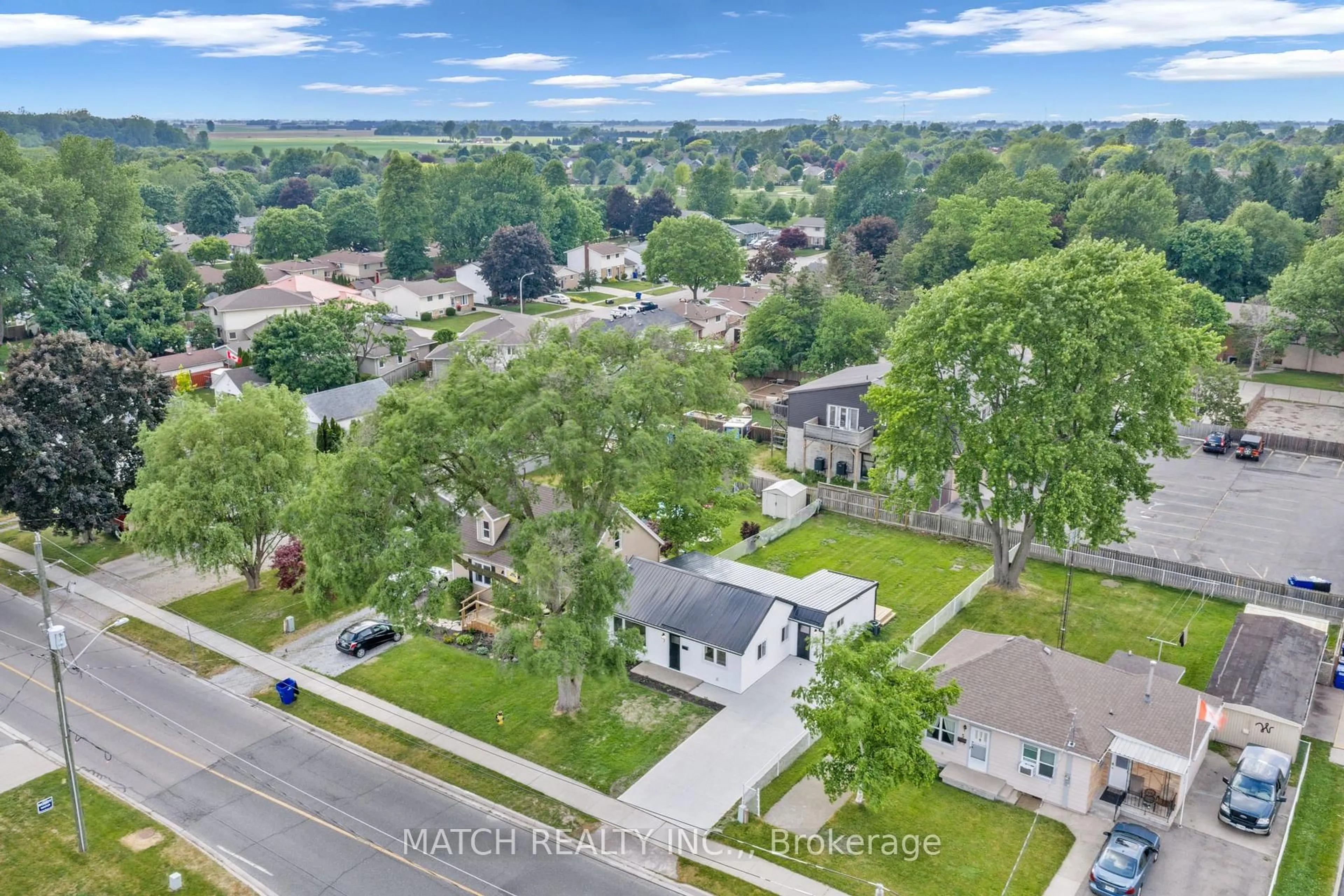 A pic from outside/outdoor area/front of a property/back of a property/a pic from drone, city buildings view from balcony for 7 Oxley Dr, Chatham-Kent Ontario N7L 2K5