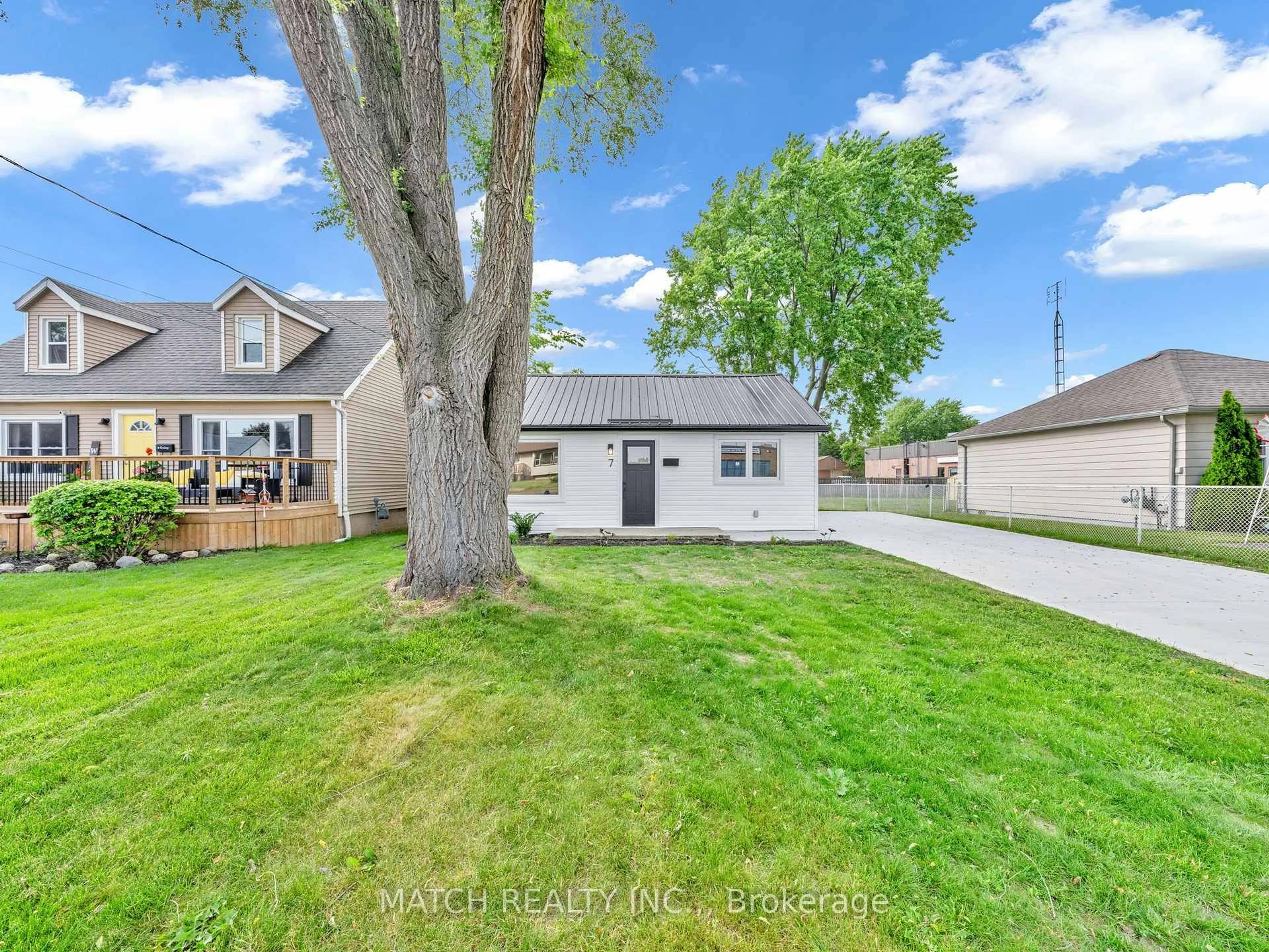 A pic from outside/outdoor area/front of a property/back of a property/a pic from drone, street for 7 Oxley Dr, Chatham-Kent Ontario N7L 2K5