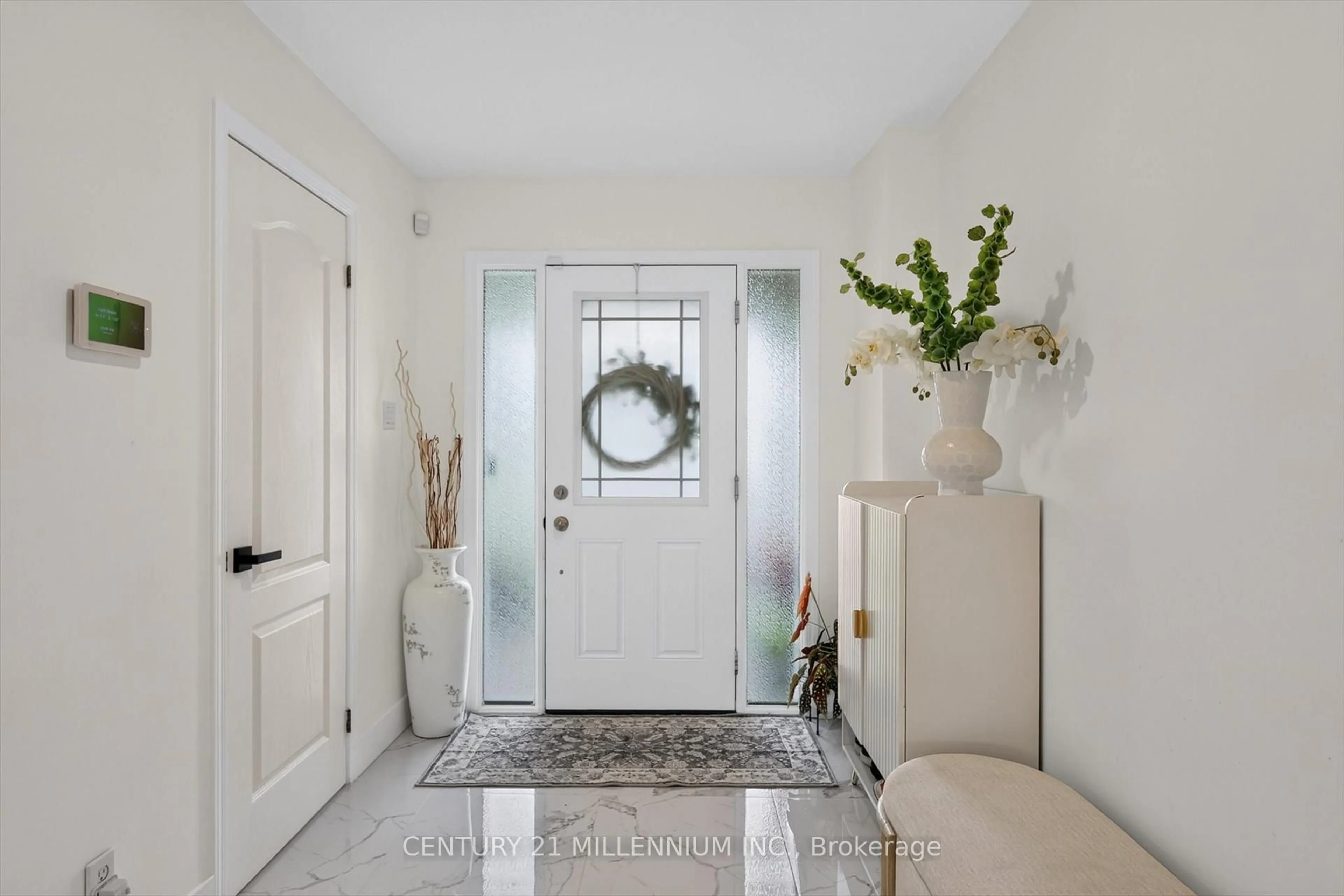 Indoor entryway for 225 Lorne Crt, Selwyn Ontario K9L 1L1