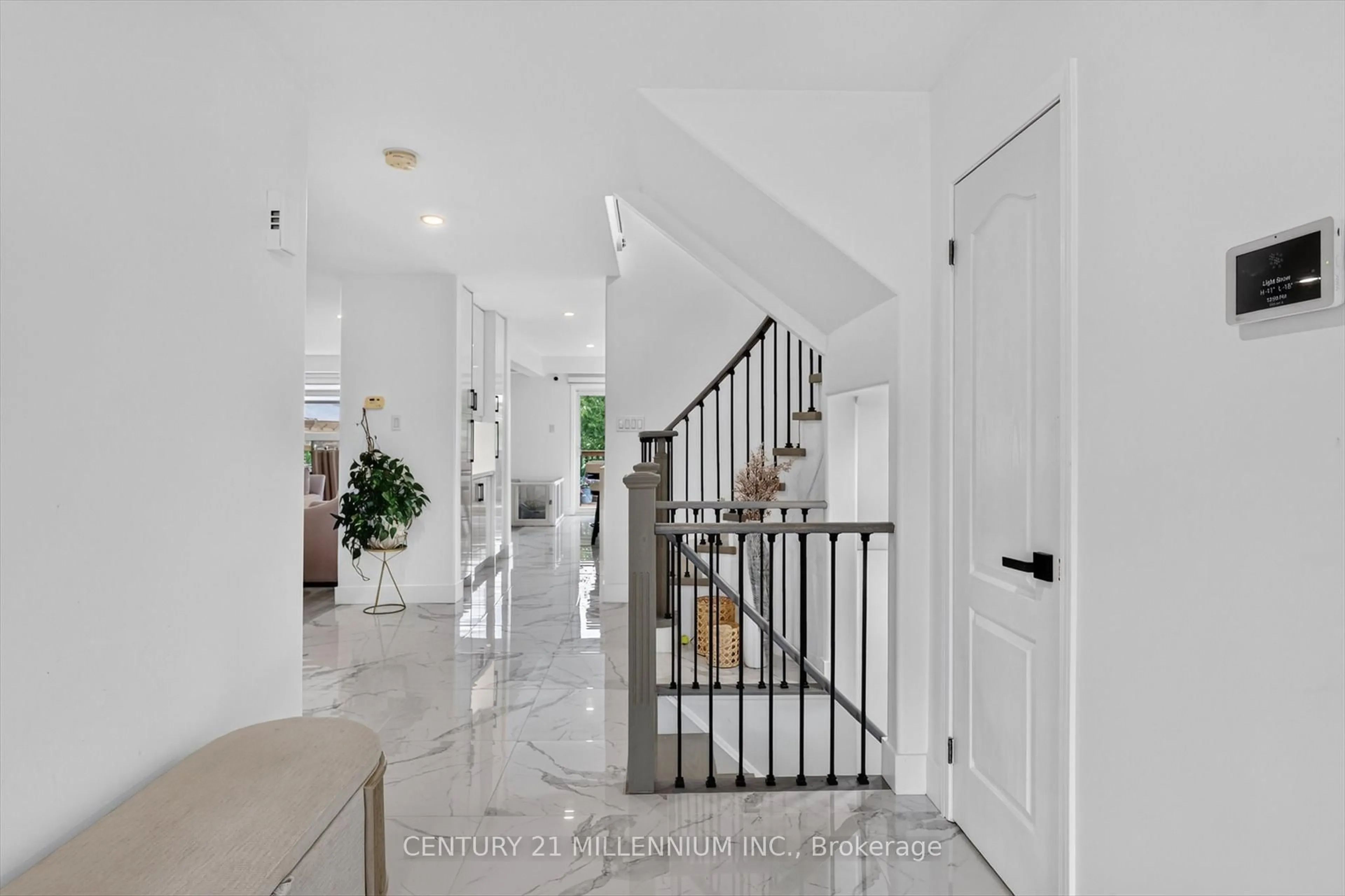 Indoor foyer for 225 Lorne Crt, Selwyn Ontario K9L 1L1