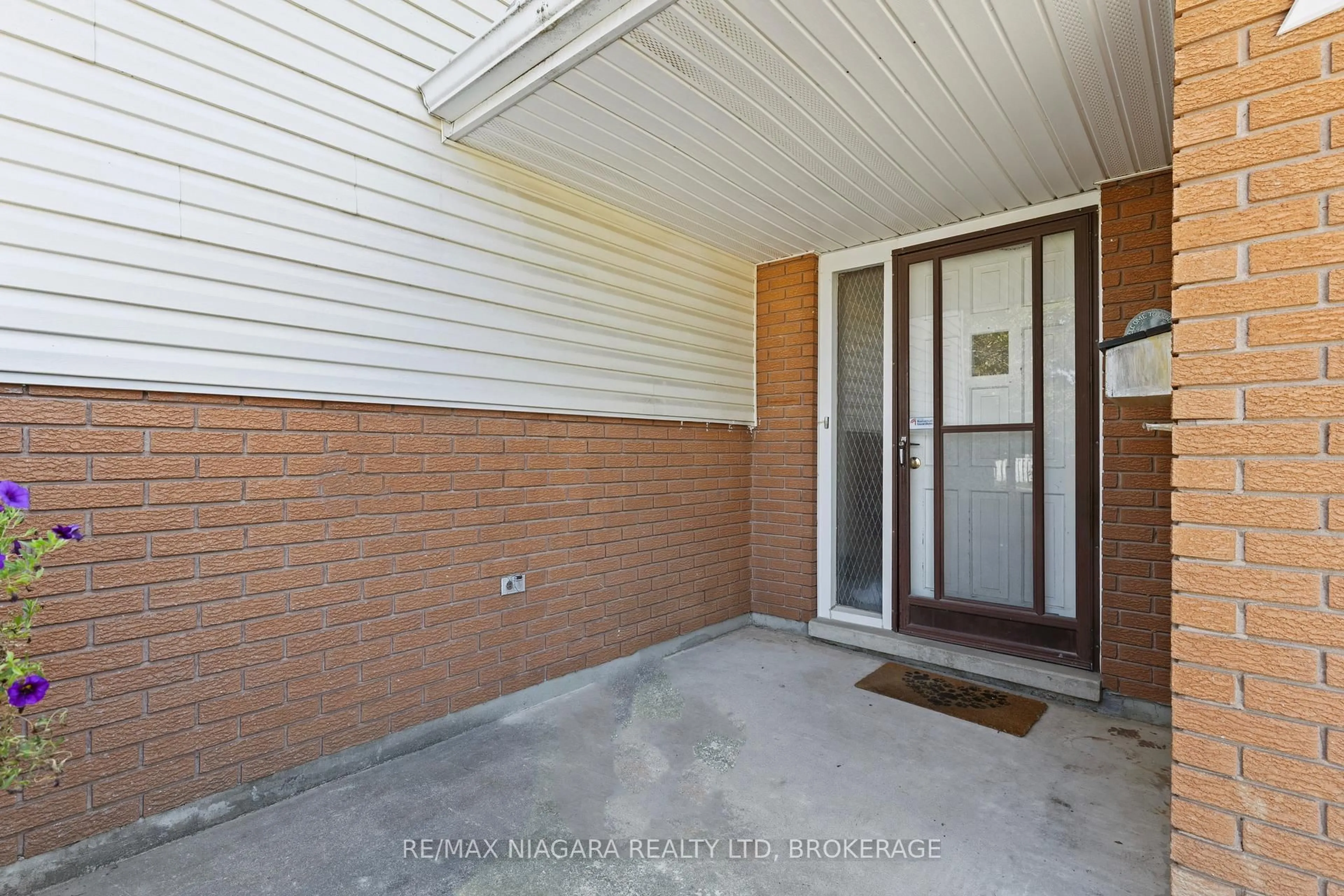 Indoor entryway for 74 Westwood Cres, Welland Ontario L3C 4R3