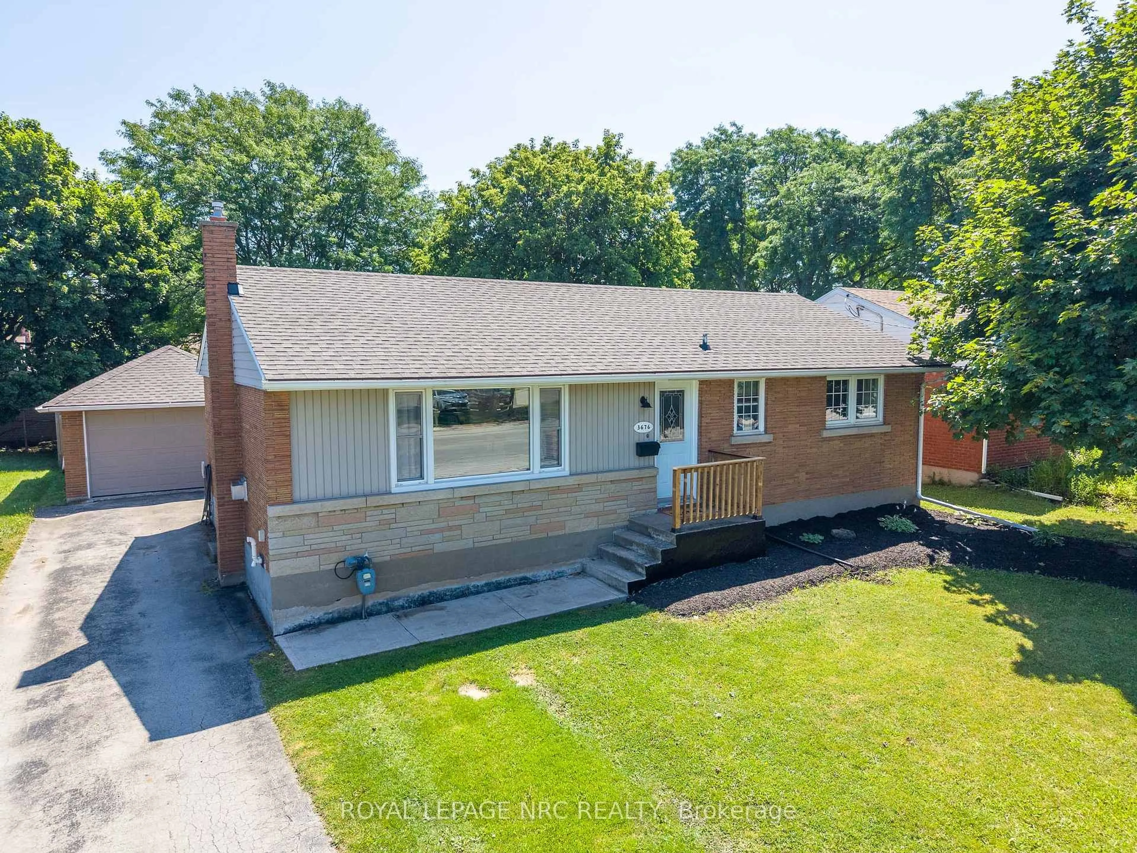 A pic from outside/outdoor area/front of a property/back of a property/a pic from drone, street for 3676 Dorchester Rd, Niagara Falls Ontario L2J 3A5