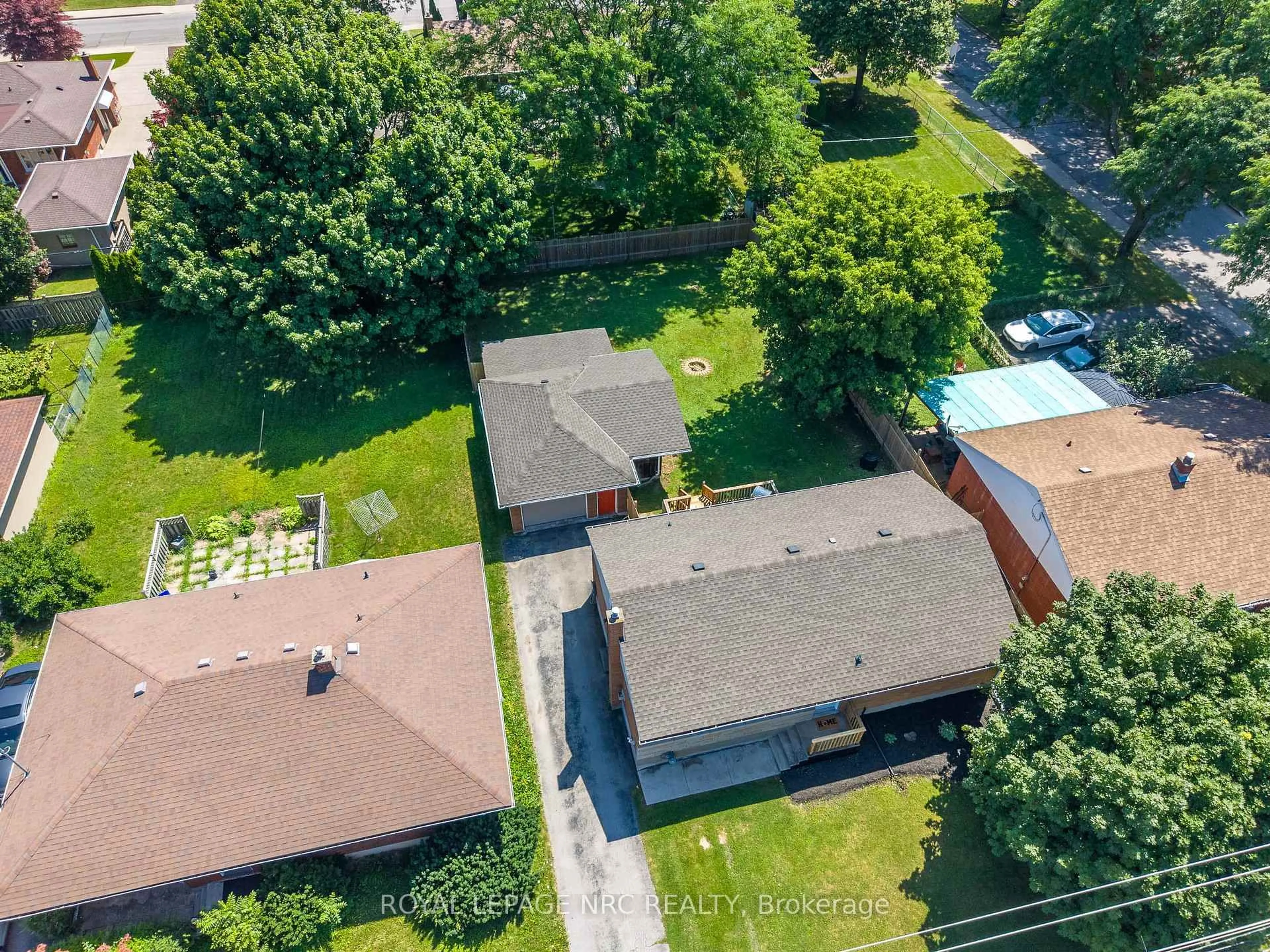 A pic from outside/outdoor area/front of a property/back of a property/a pic from drone, street for 3676 Dorchester Rd, Niagara Falls Ontario L2J 3A5