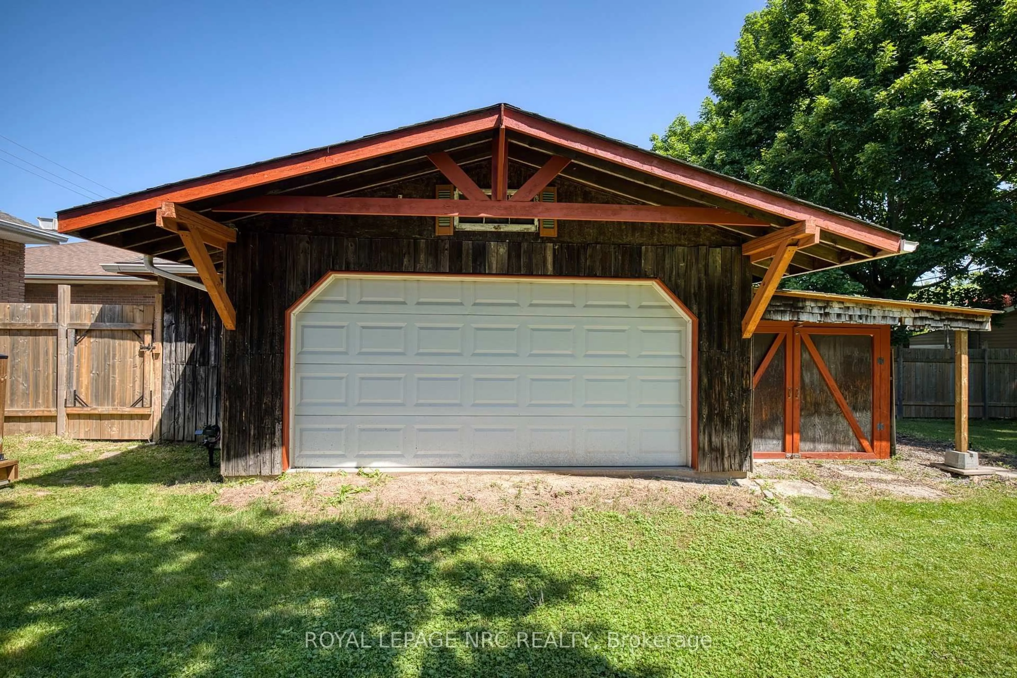 Indoor garage for 3676 Dorchester Rd, Niagara Falls Ontario L2J 3A5