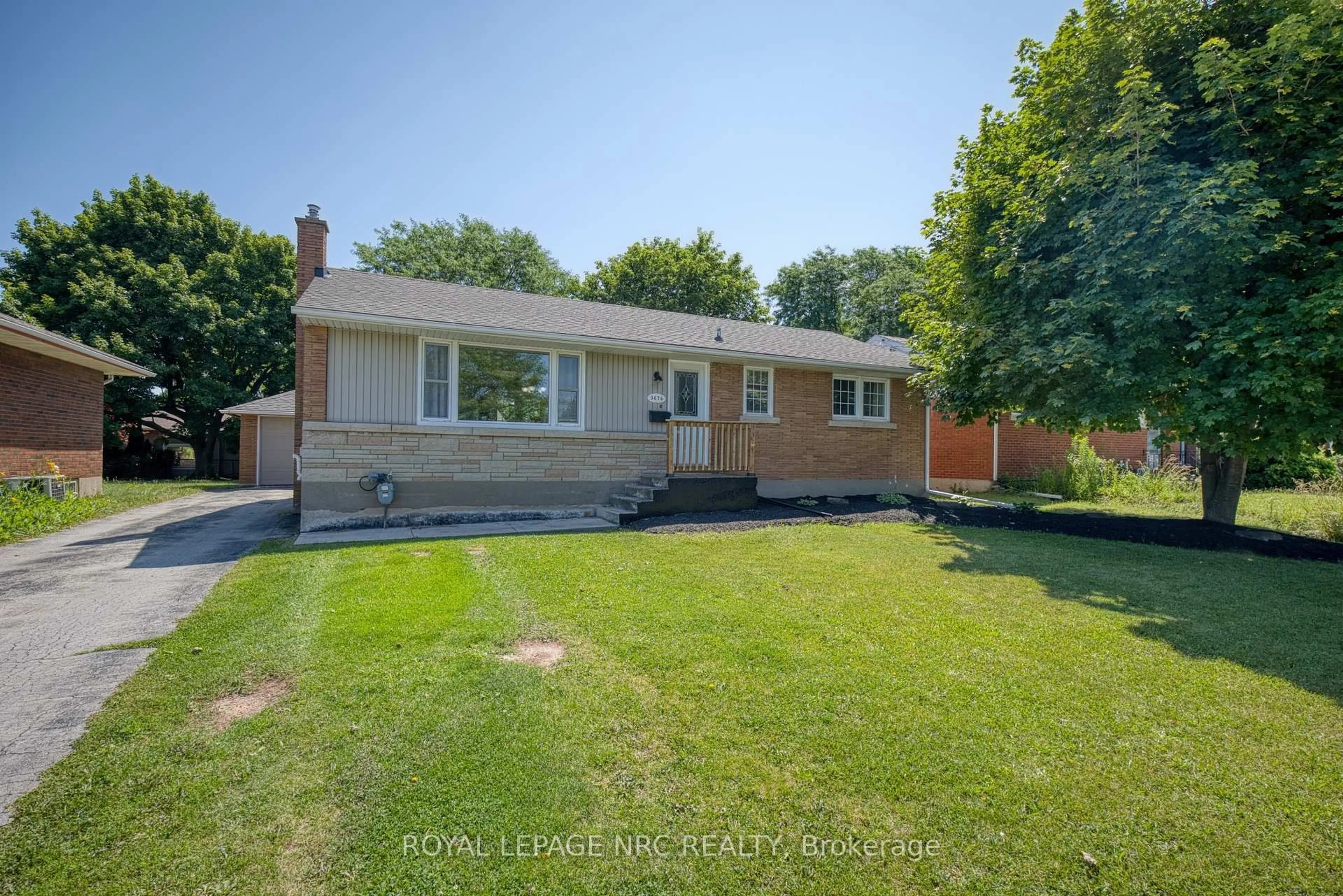 A pic from outside/outdoor area/front of a property/back of a property/a pic from drone, street for 3676 Dorchester Rd, Niagara Falls Ontario L2J 3A5