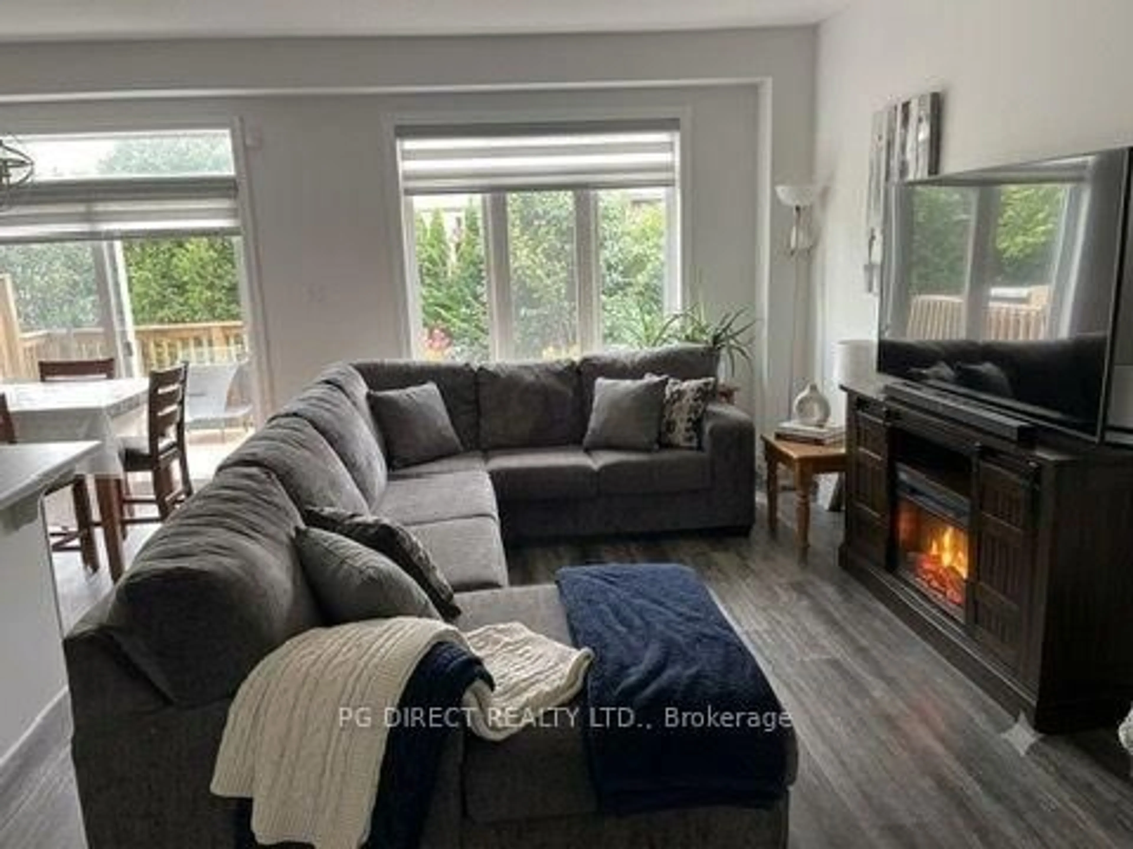 Living room with furniture, wood/laminate floor for 851 Edinburgh Dr, Woodstock Ontario N4T 0N6