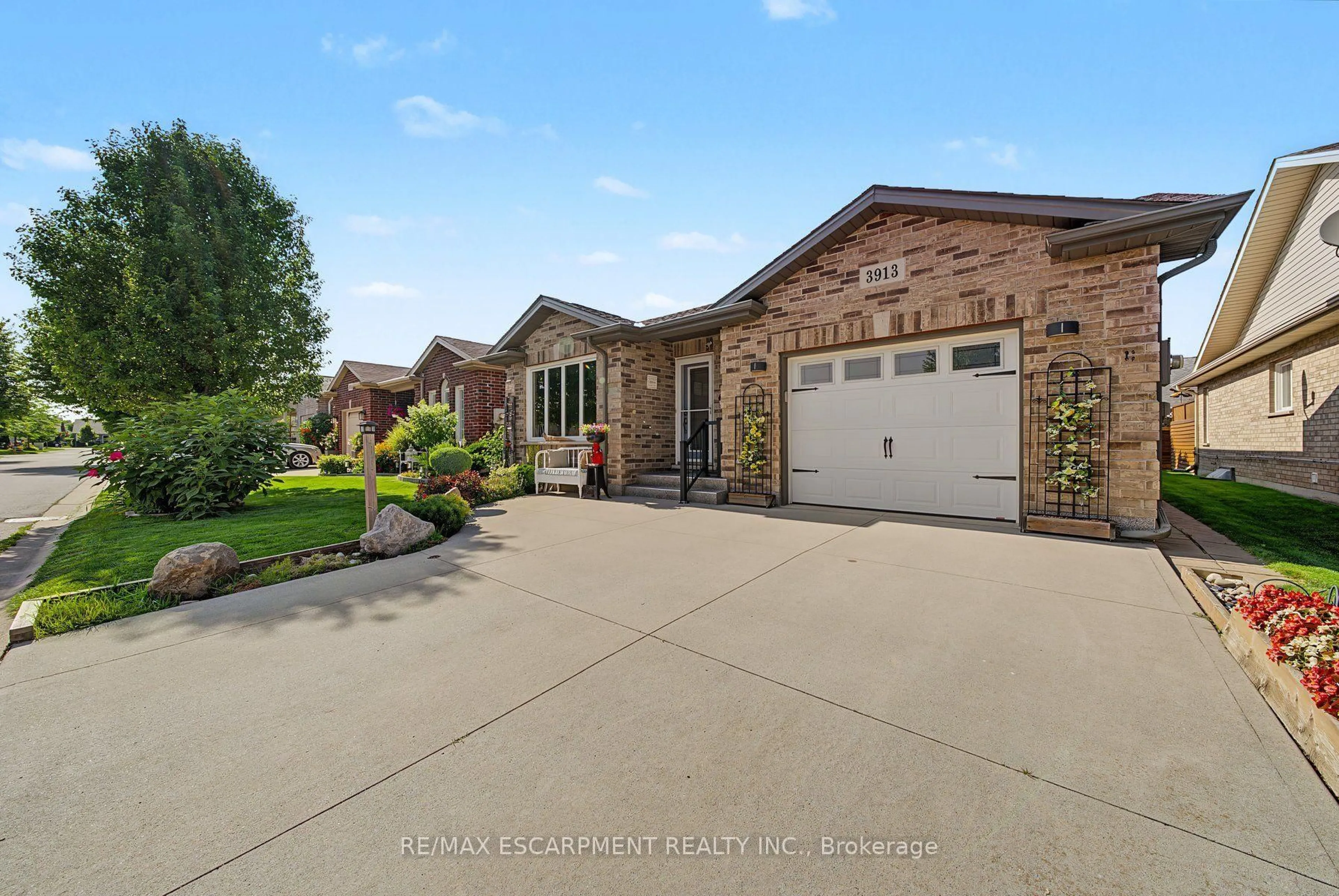 Home with brick exterior material, street for 3913 Primrose Lane, Lincoln Ontario L0R 2C0