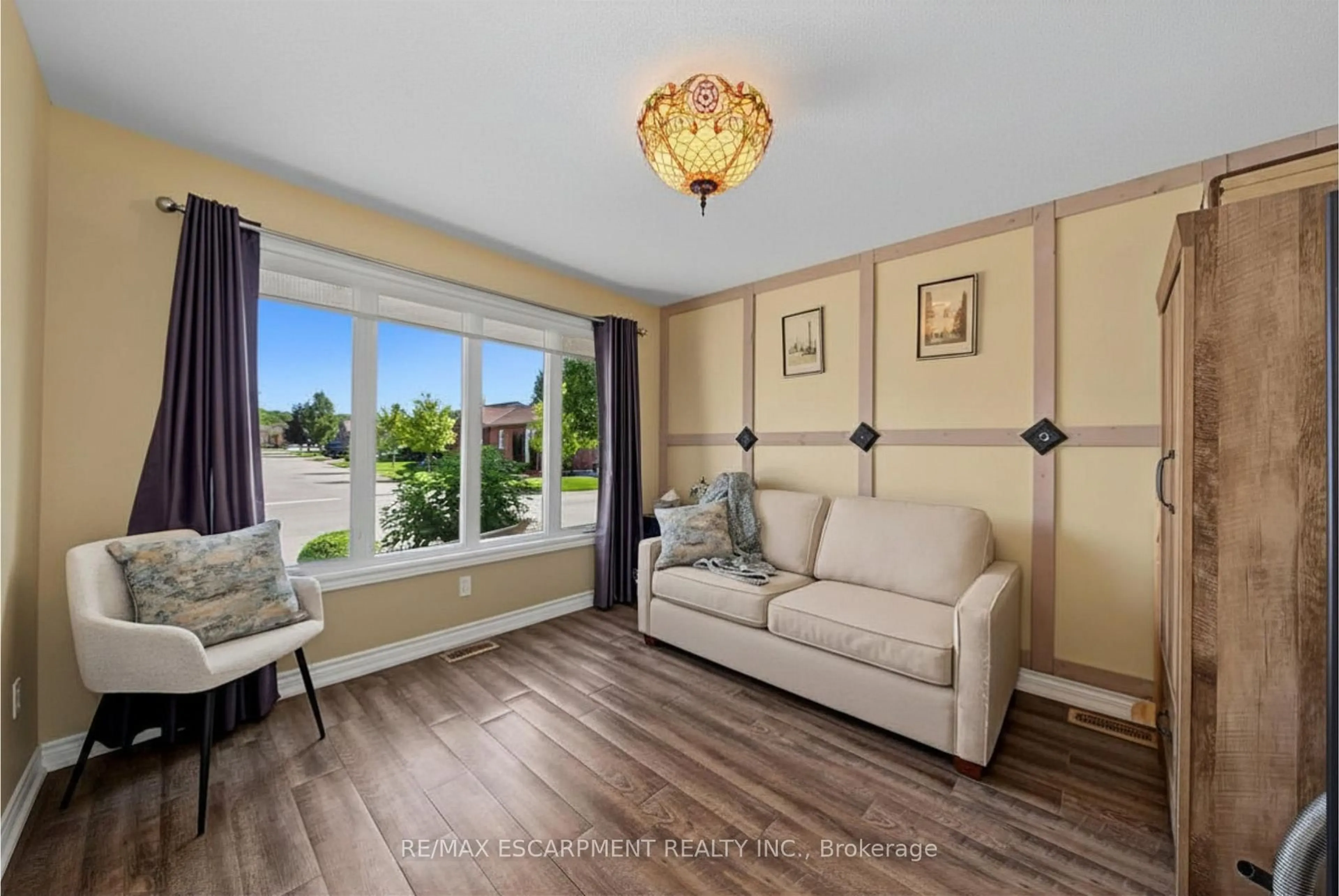 Living room with furniture, unknown for 3913 Primrose Lane, Lincoln Ontario L0R 2C0
