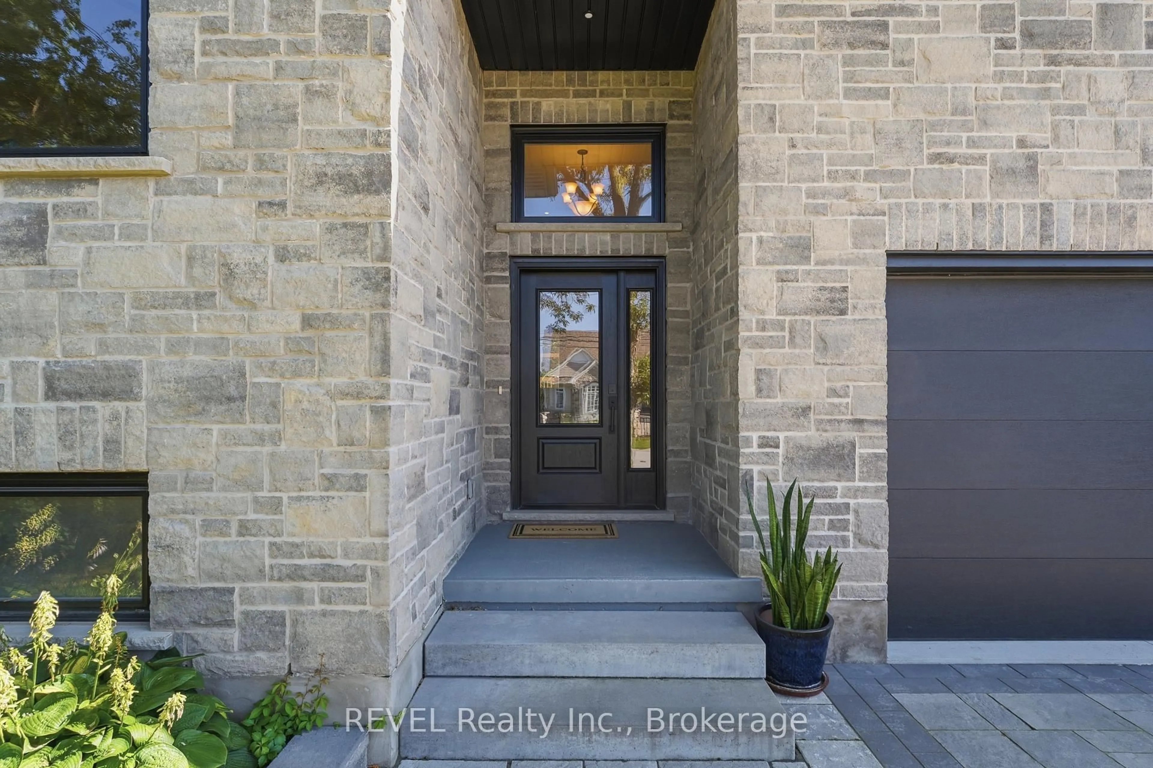 Indoor entryway for 681 Warner Rd, Niagara-on-the-Lake Ontario L0S 1J0