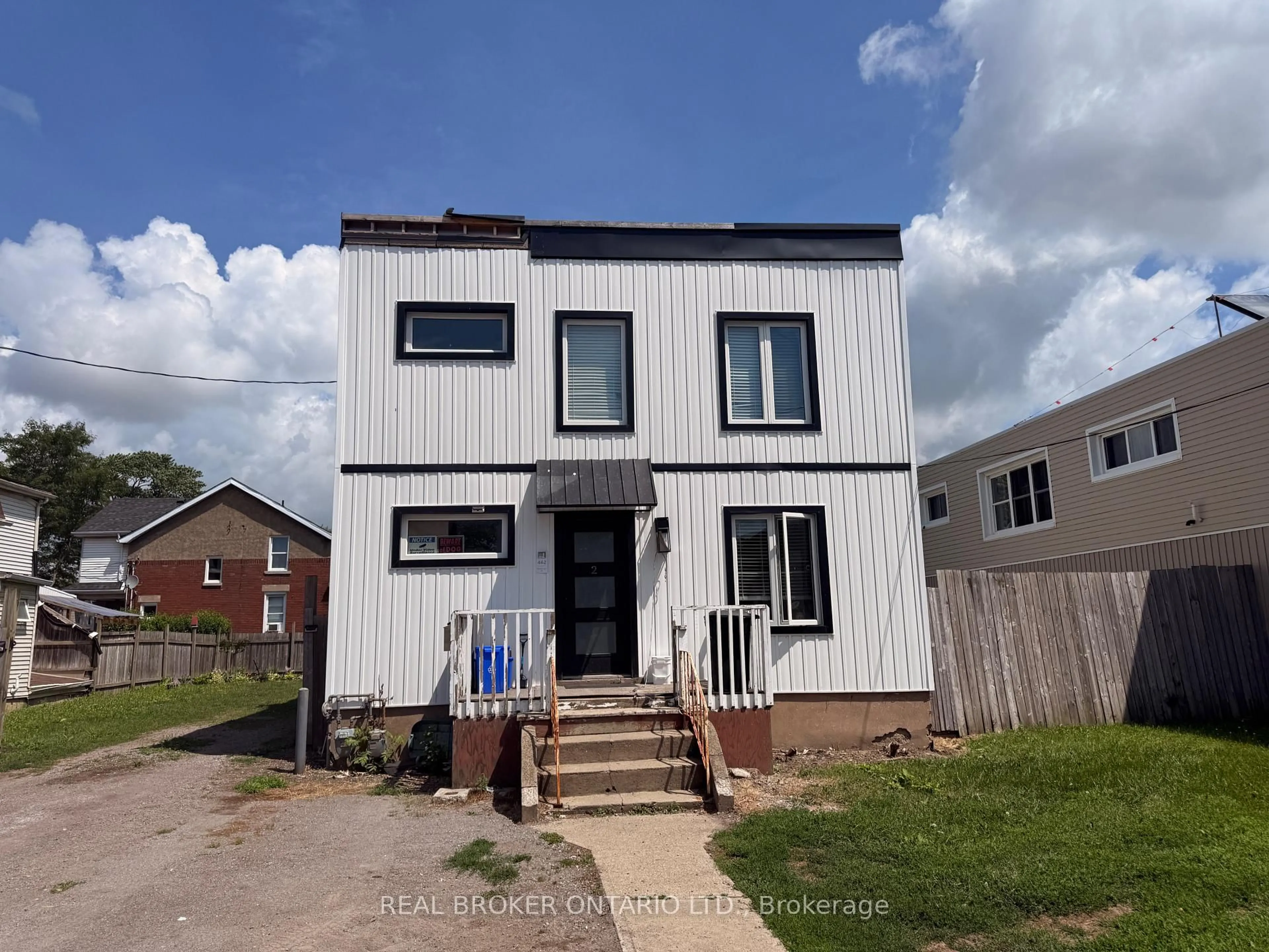 Home with brick exterior material, building for 462 East Main St, Welland Ontario L3B 3X6