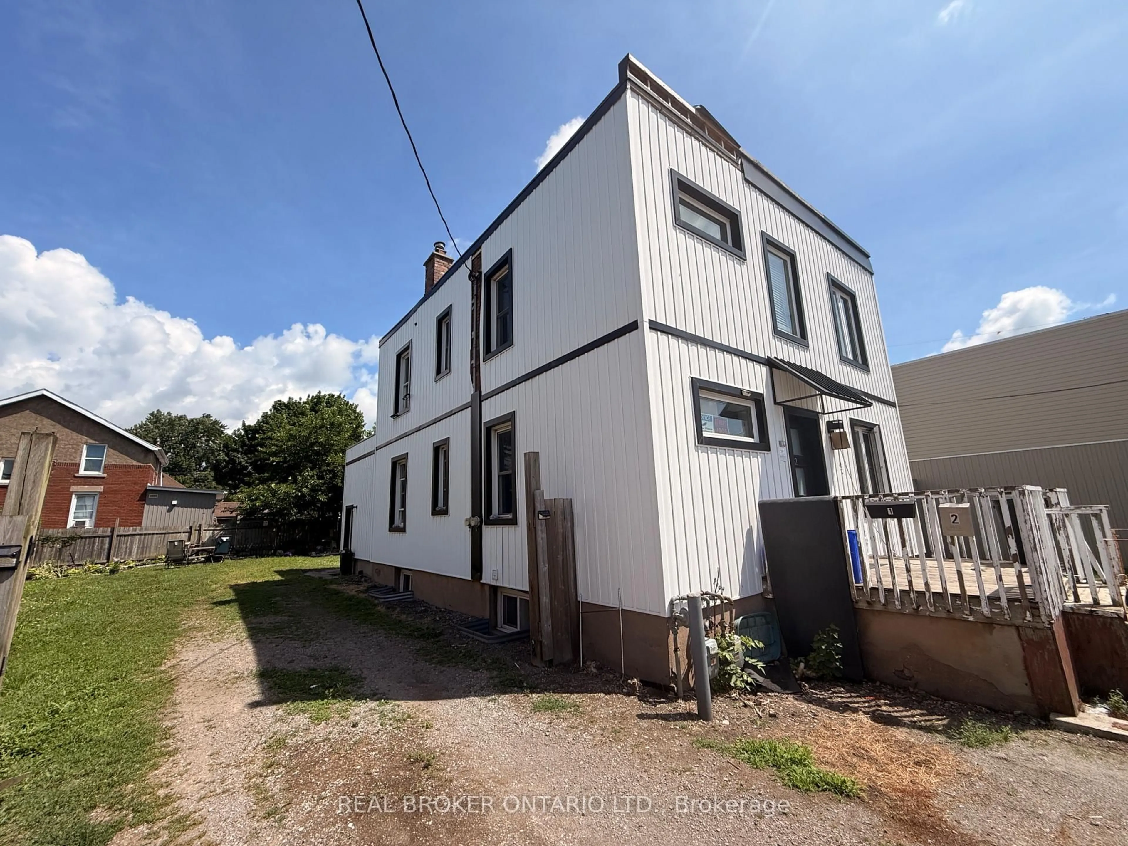 Unknown for 462 East Main St, Welland Ontario L3B 3X6