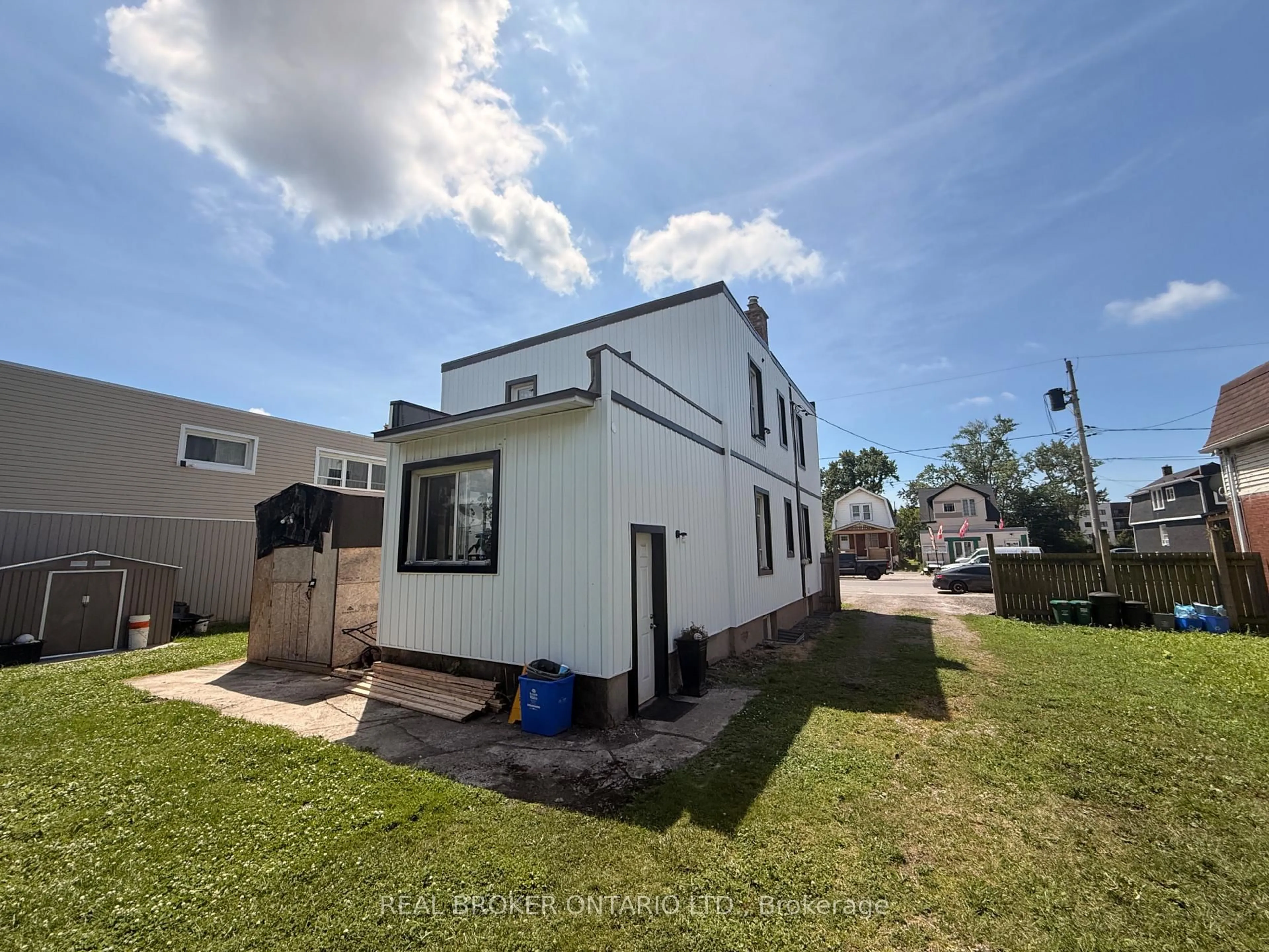 Unknown for 462 East Main St, Welland Ontario L3B 3X6