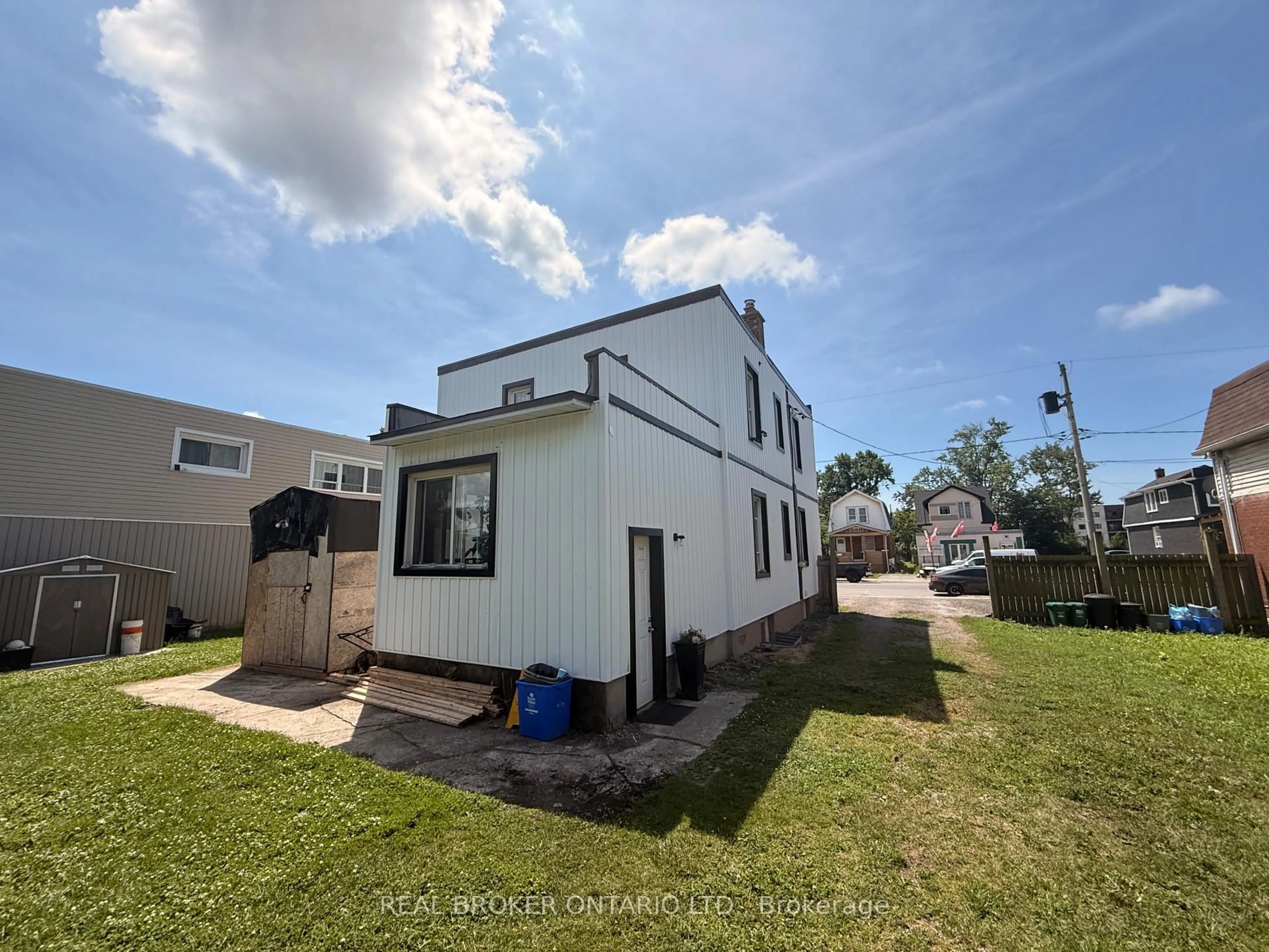 A pic from outside/outdoor area/front of a property/back of a property/a pic from drone, street for 462 East Main St, Welland Ontario L3B 3X6