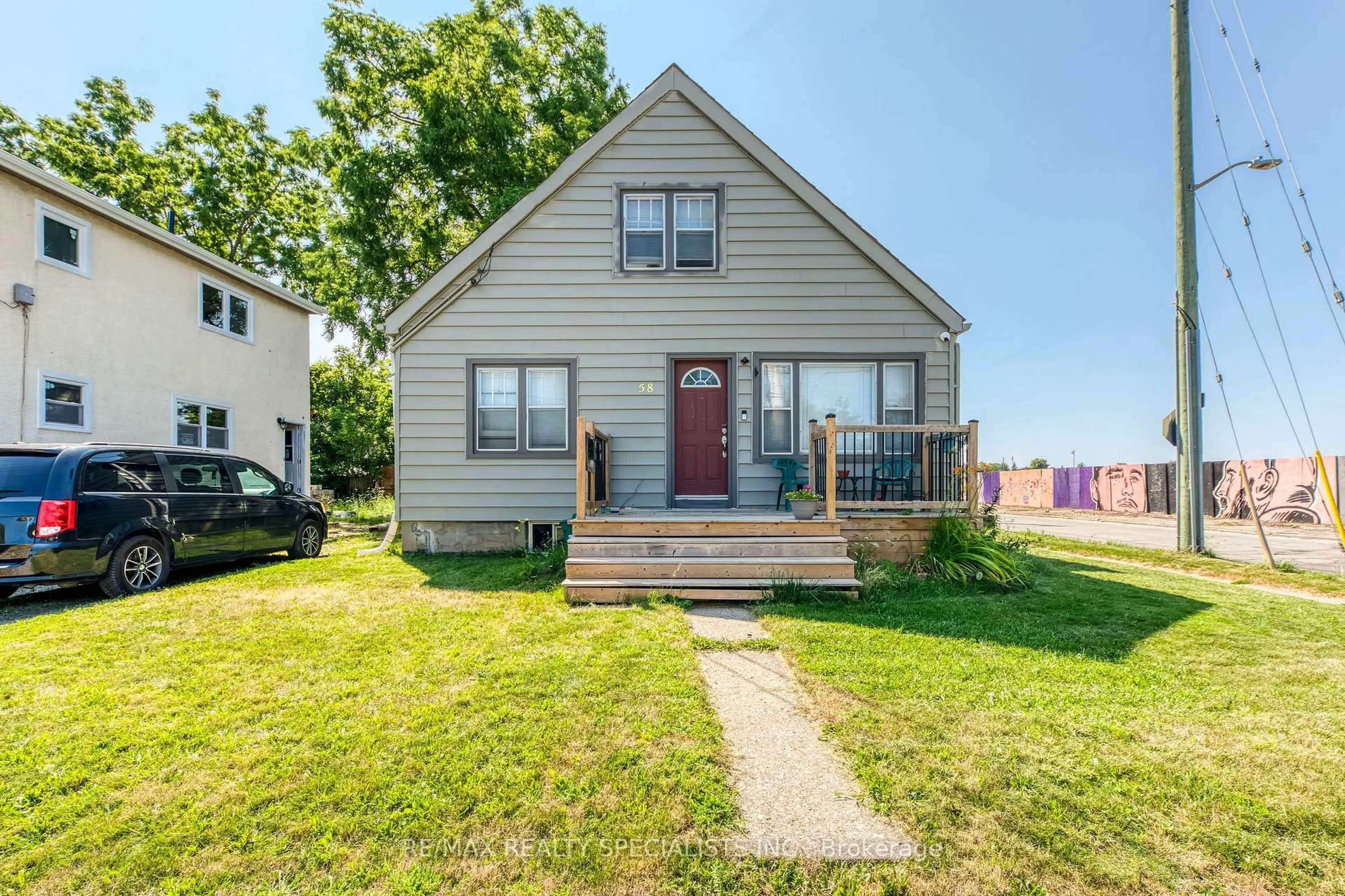Home with vinyl exterior material, street for 58 Carlton St, St. Catharines Ontario L2R 1P8