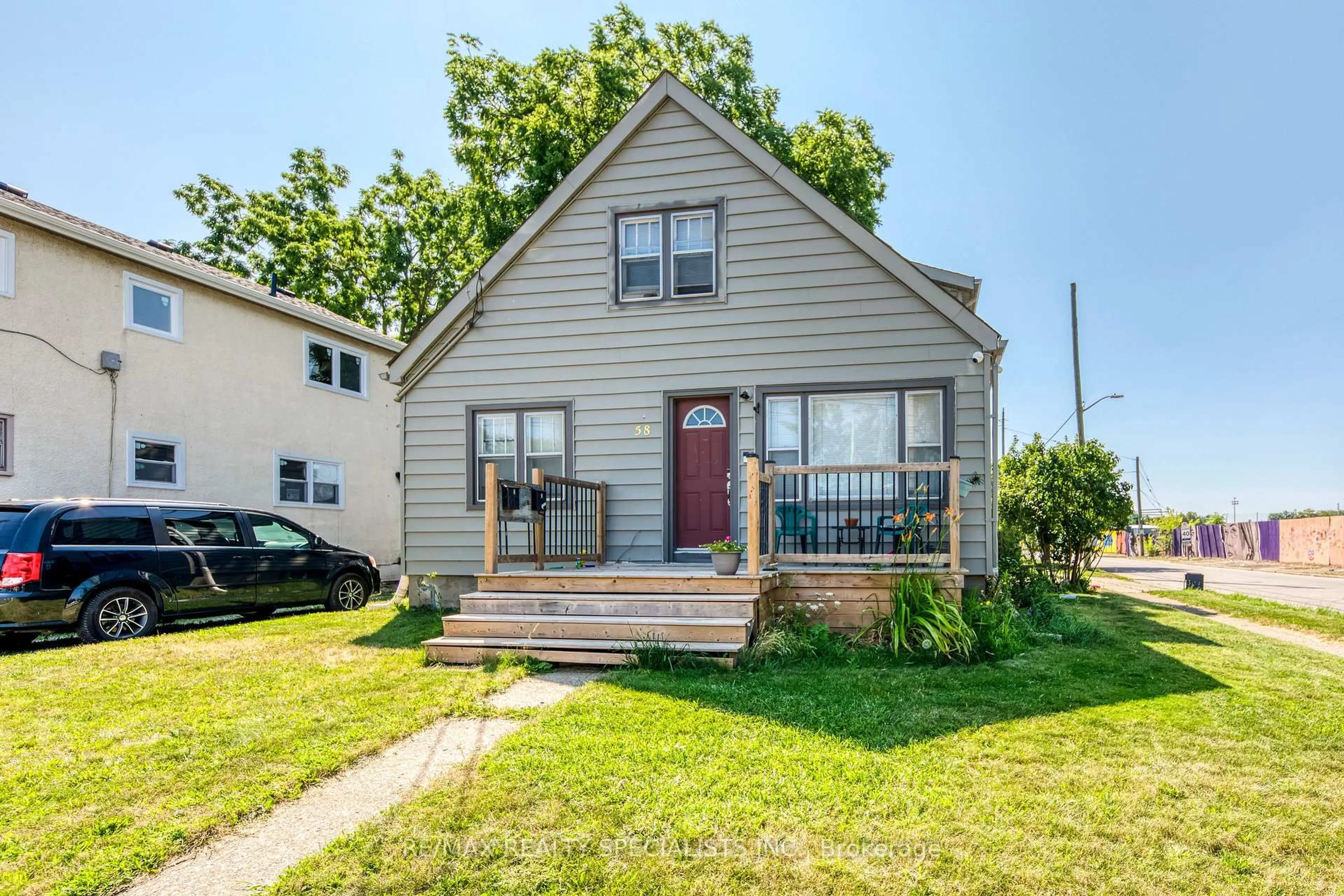 Home with vinyl exterior material, street for 58 Carlton St, St. Catharines Ontario L2R 1P8