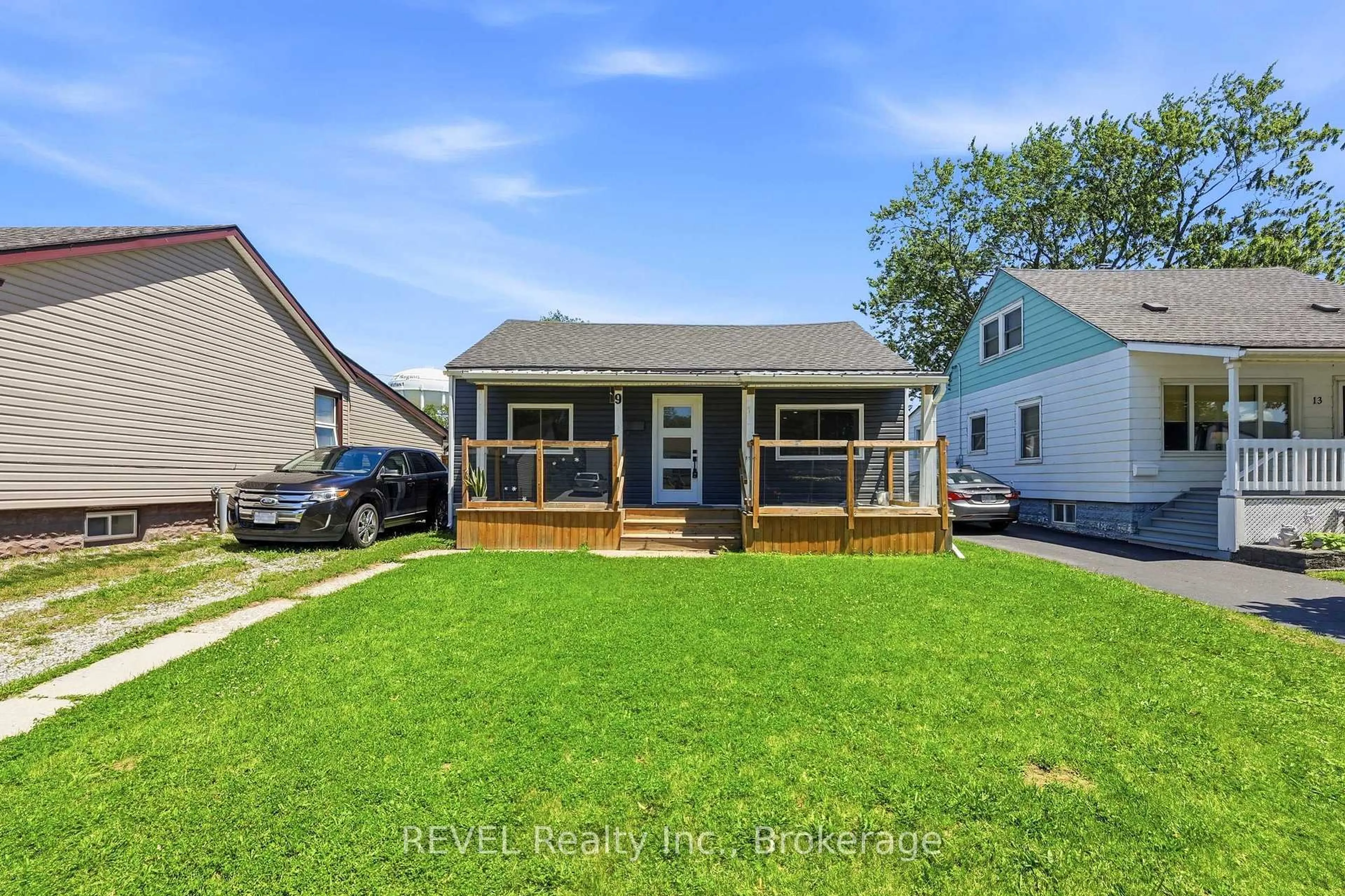 Home with vinyl exterior material, street for 9 McNaughton Rd, Welland Ontario L3B 2R4