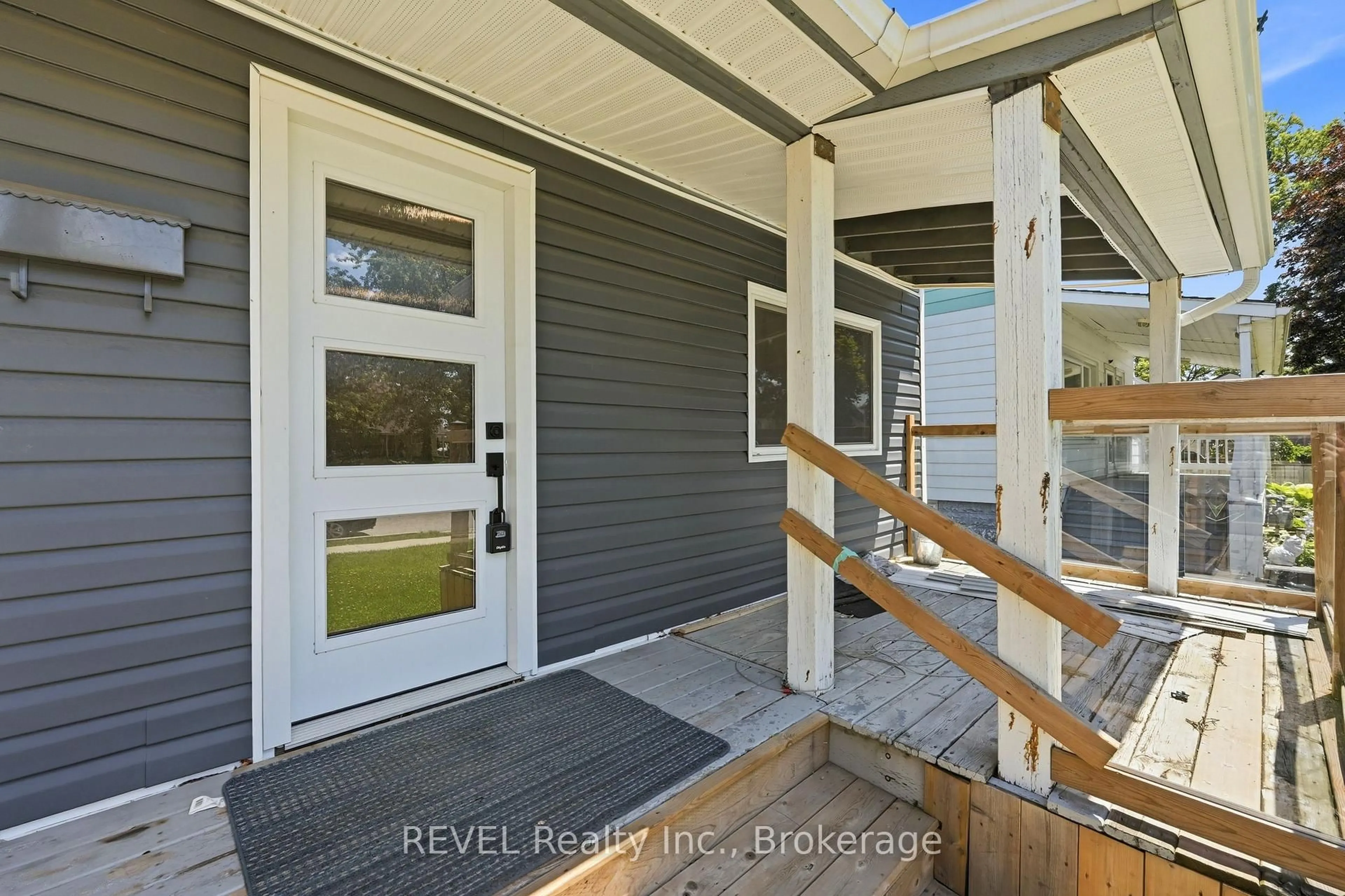 Home with vinyl exterior material, street for 9 McNaughton Rd, Welland Ontario L3B 2R4