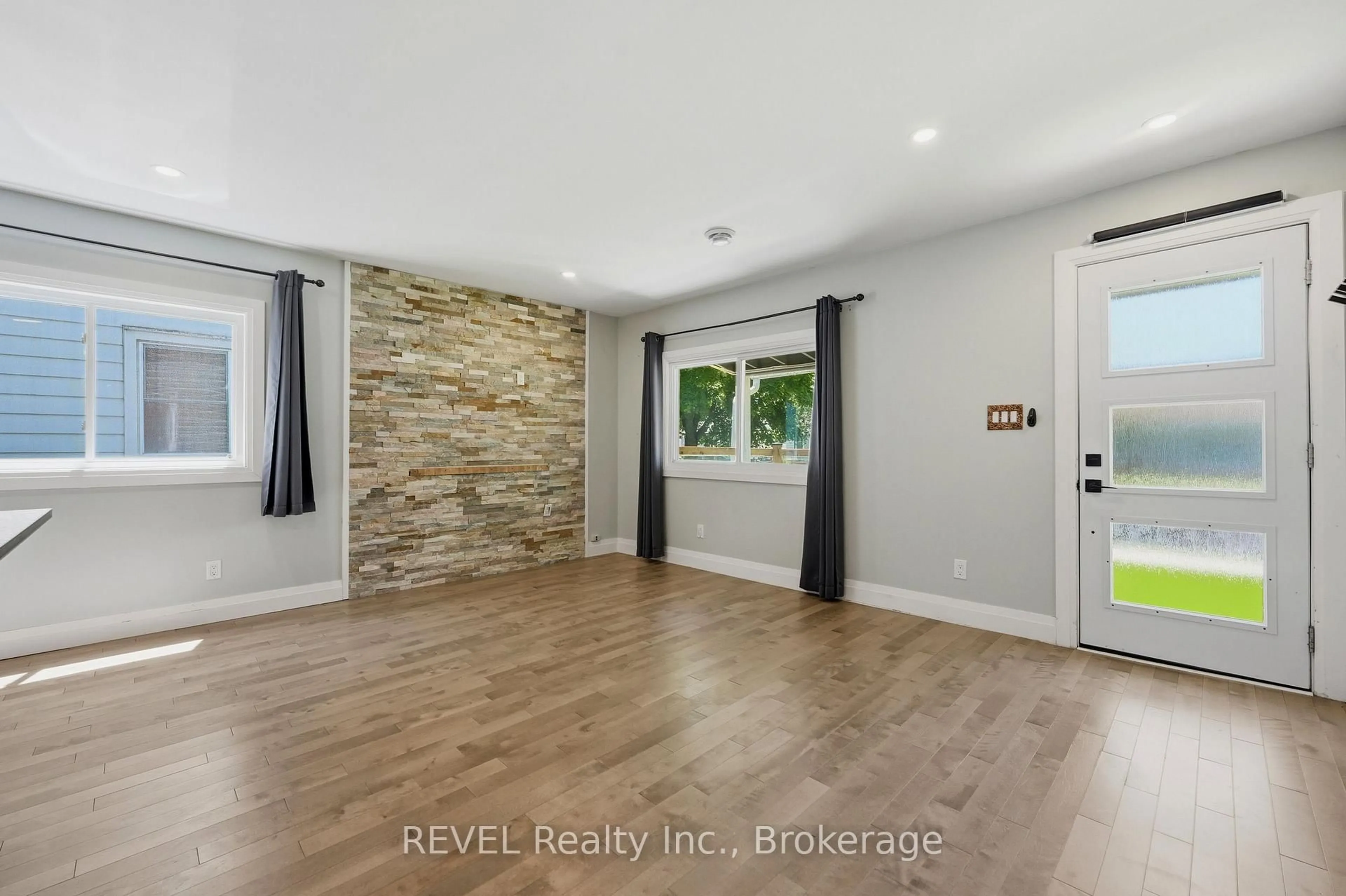 Indoor entryway for 9 McNaughton Rd, Welland Ontario L3B 2R4