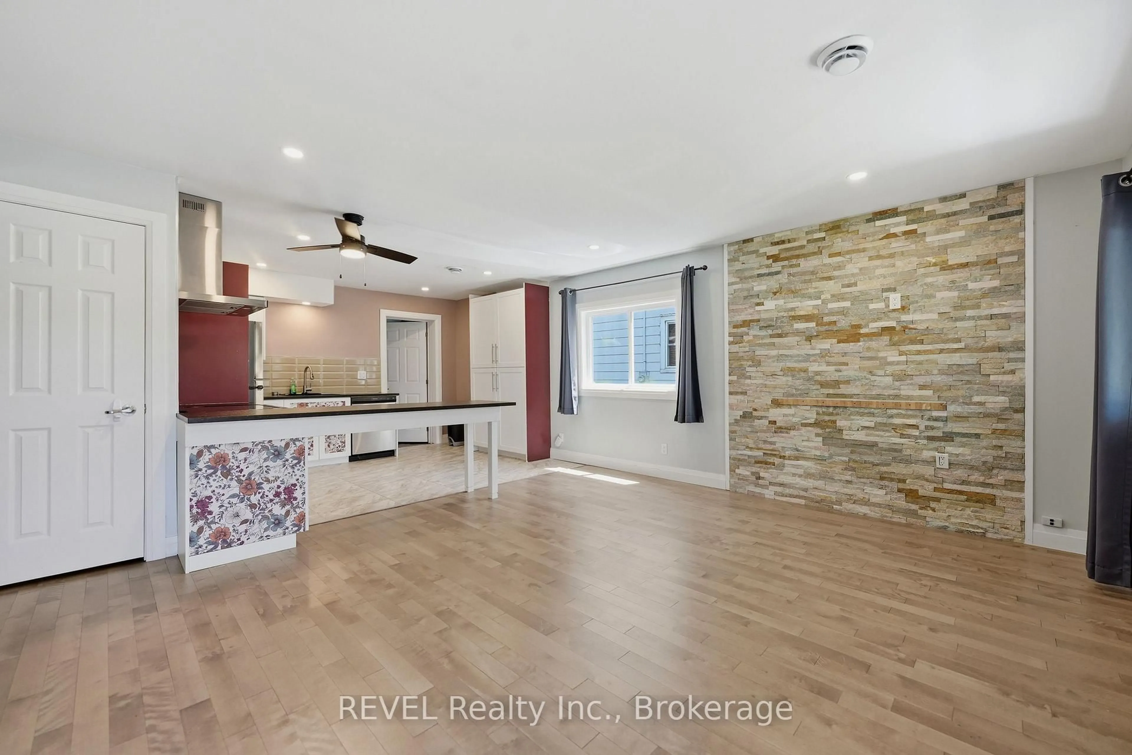 Open concept kitchen, ceramic/tile floor for 9 McNaughton Rd, Welland Ontario L3B 2R4
