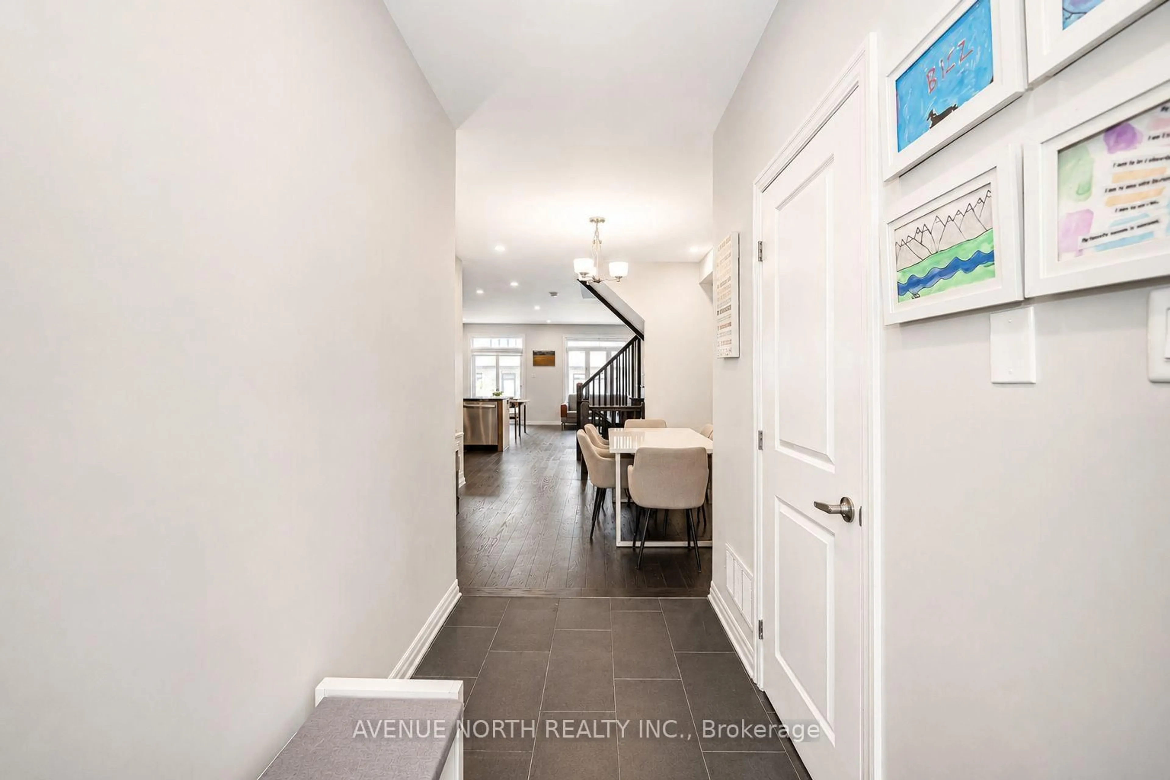 Indoor entryway for 323 Lysander Pl, Ottawa Ontario K1K 3X8