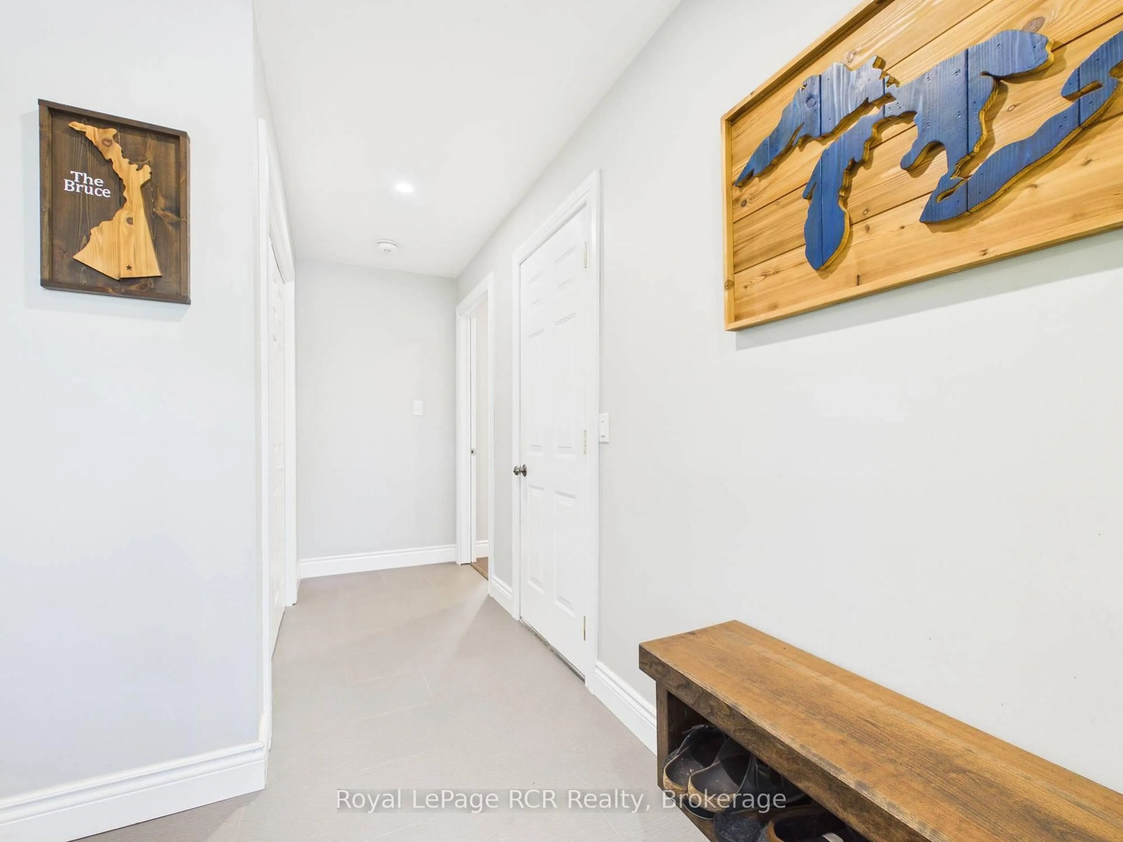 Indoor entryway for 796 Lake Range Dr, Huron-Kinloss Ontario N2Z 0B3
