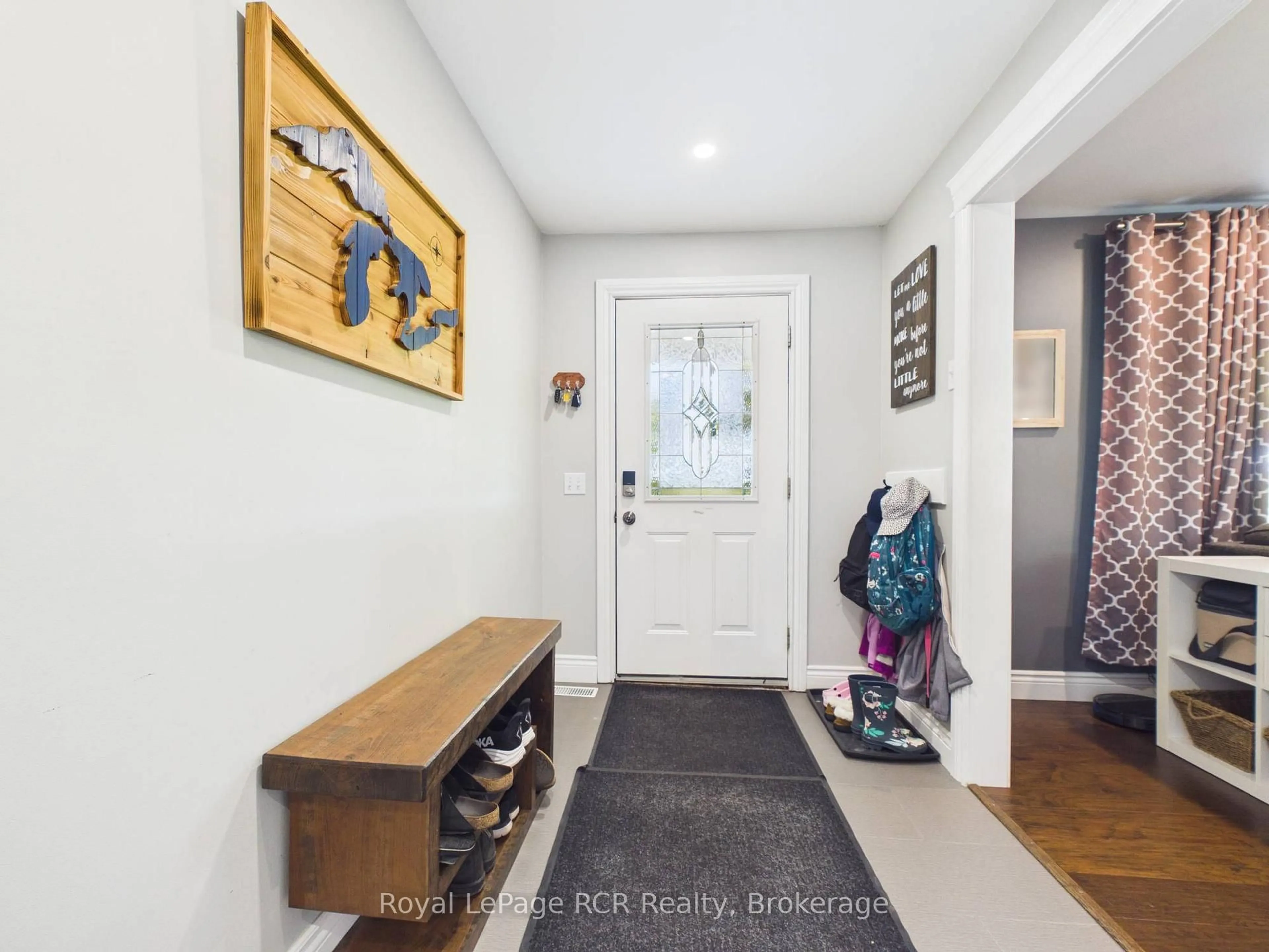 Indoor entryway for 796 Lake Range Dr, Huron-Kinloss Ontario N2Z 0B3