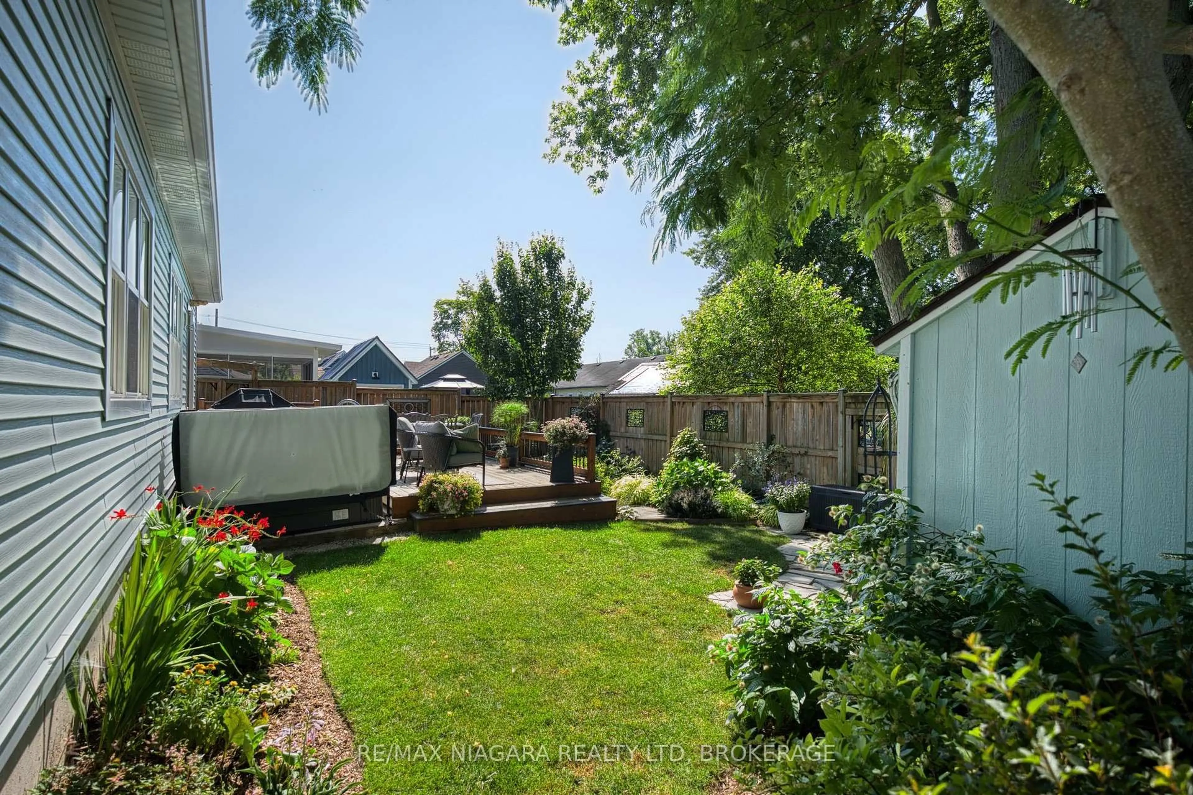 Patio, street for 4159 Smalls Rd, Fort Erie Ontario L0S 1B0