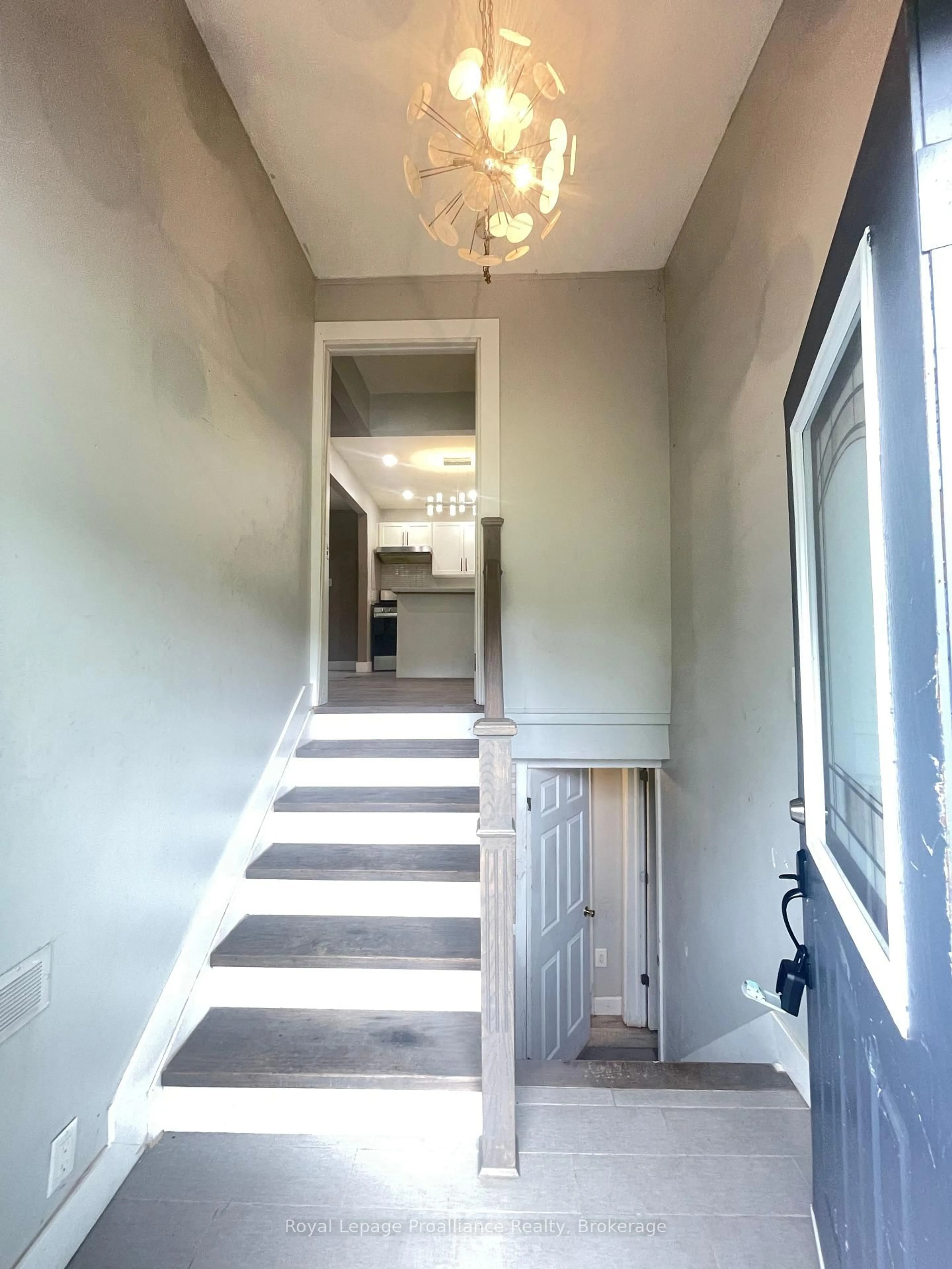Indoor foyer for 357 Martin Rd, Peterborough Ontario K9K 1C9