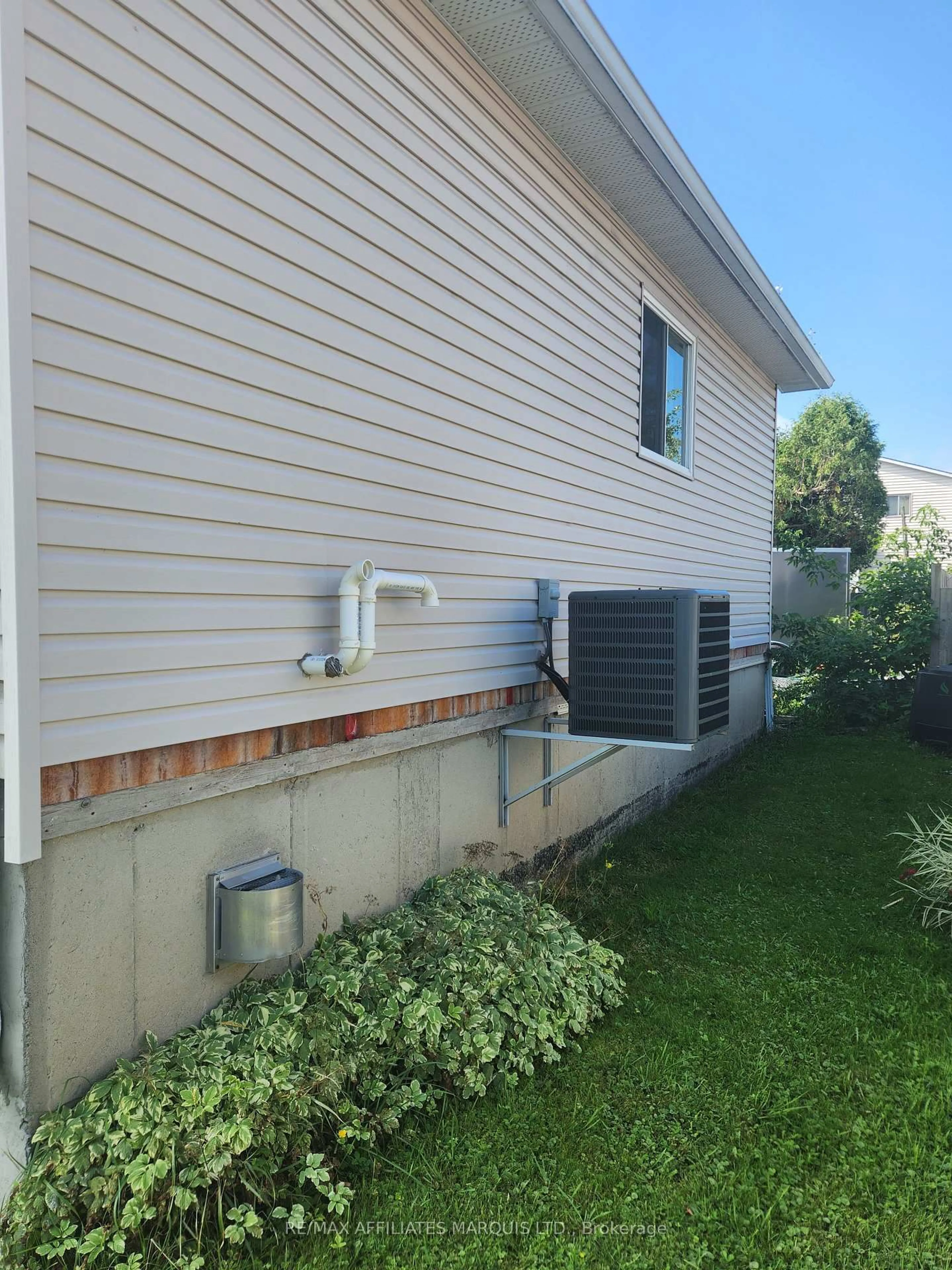 Home with vinyl exterior material, street for 1418 Cumberland St, Cornwall Ontario K6J 4K7