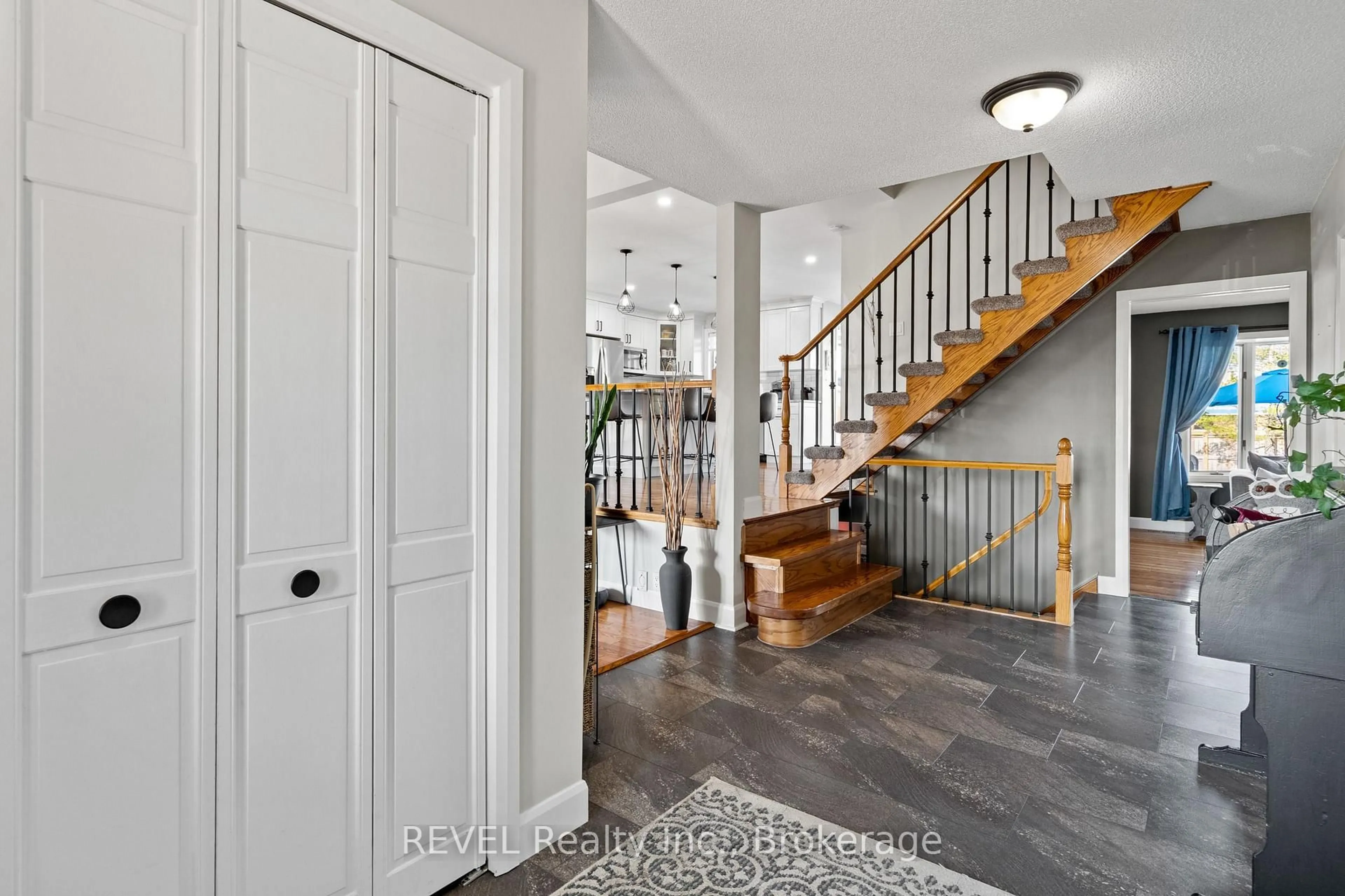 Indoor entryway for 13 Bartok Cres, Port Colborne Ontario L3K 6B5