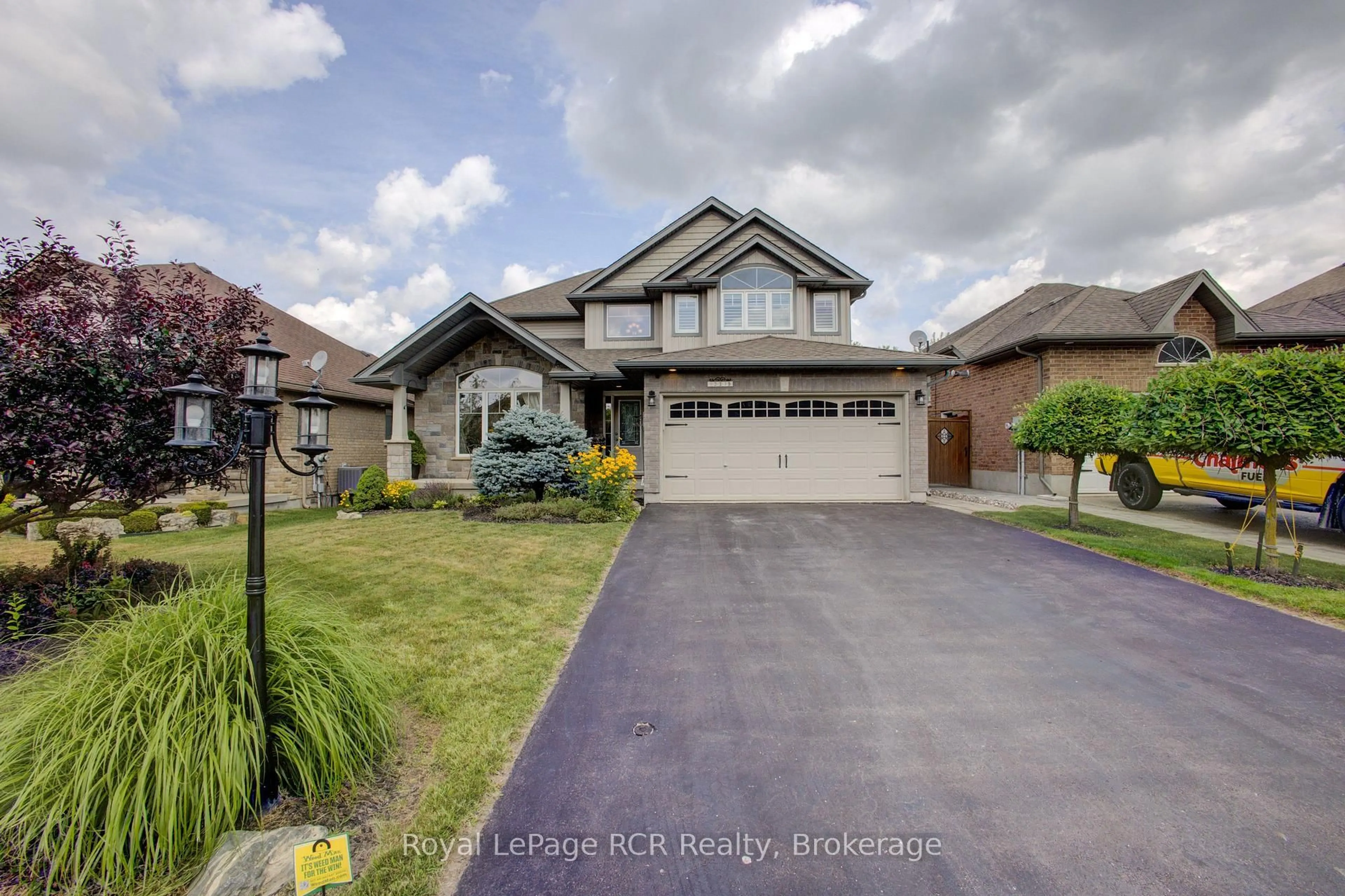 A pic from outside/outdoor area/front of a property/back of a property/a pic from drone, street for 237 Carrol St, Wellington North Ontario N0G 1A0