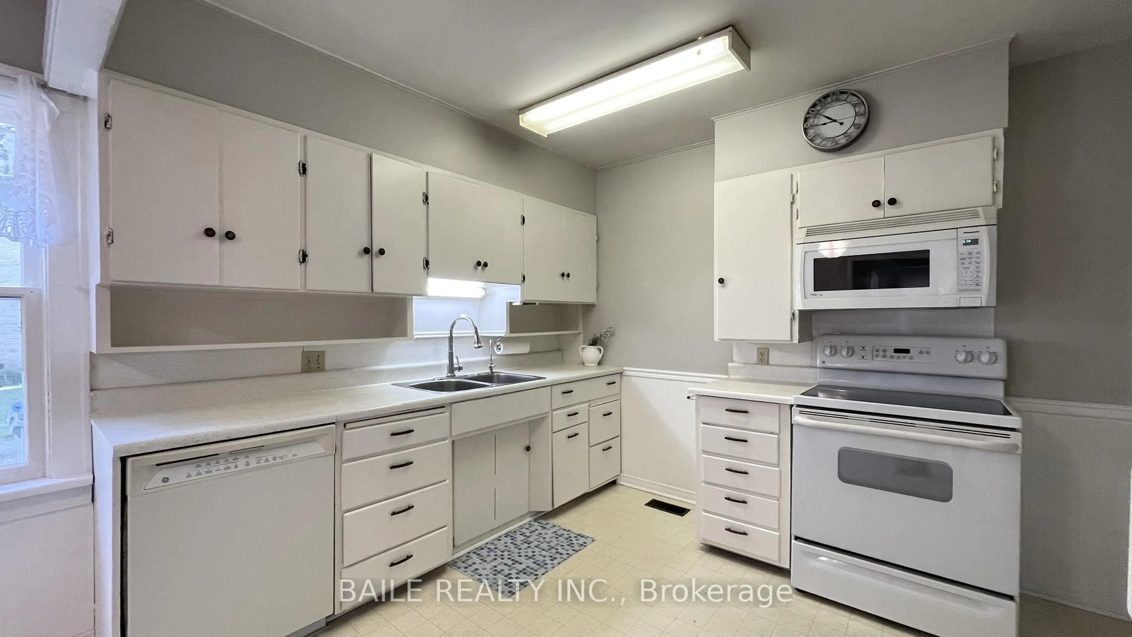 Standard kitchen, ceramic/tile floor for 3274 River St, Brooke-Alvinston Ontario N0N 1A0