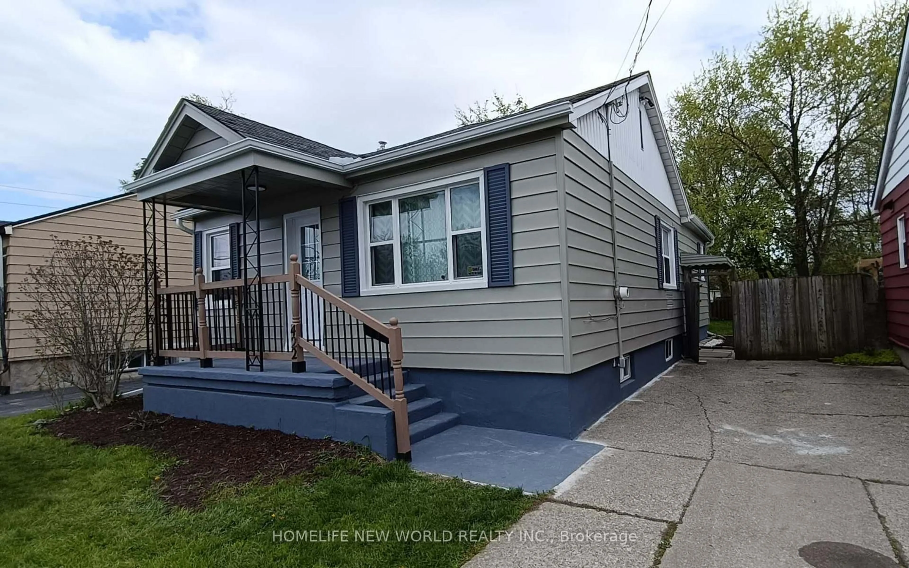 Home with vinyl exterior material, street for 422 Welland Ave, St. Catharines Ontario L2M 5T8