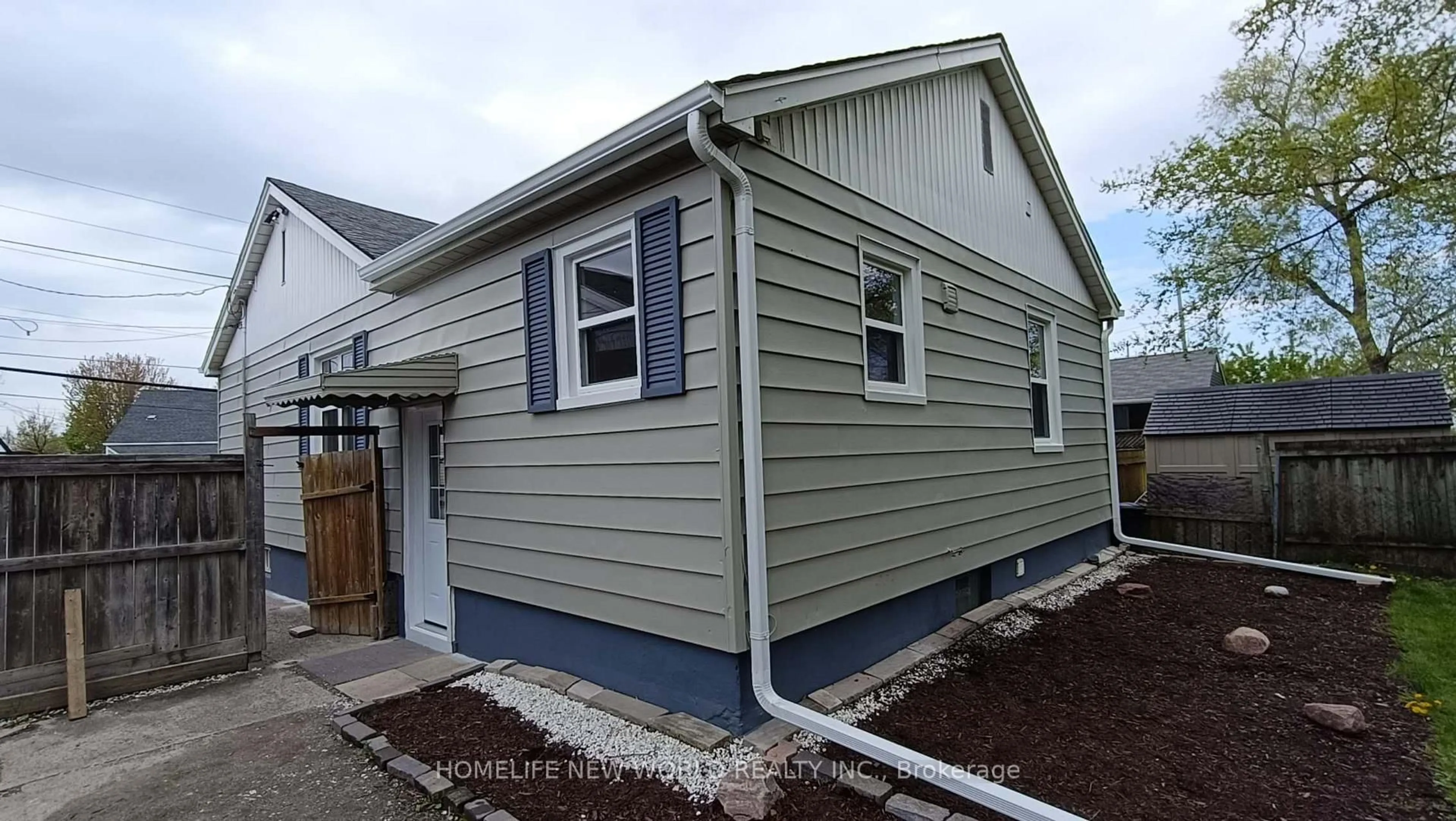 Home with vinyl exterior material, street for 422 Welland Ave, St. Catharines Ontario L2M 5T8