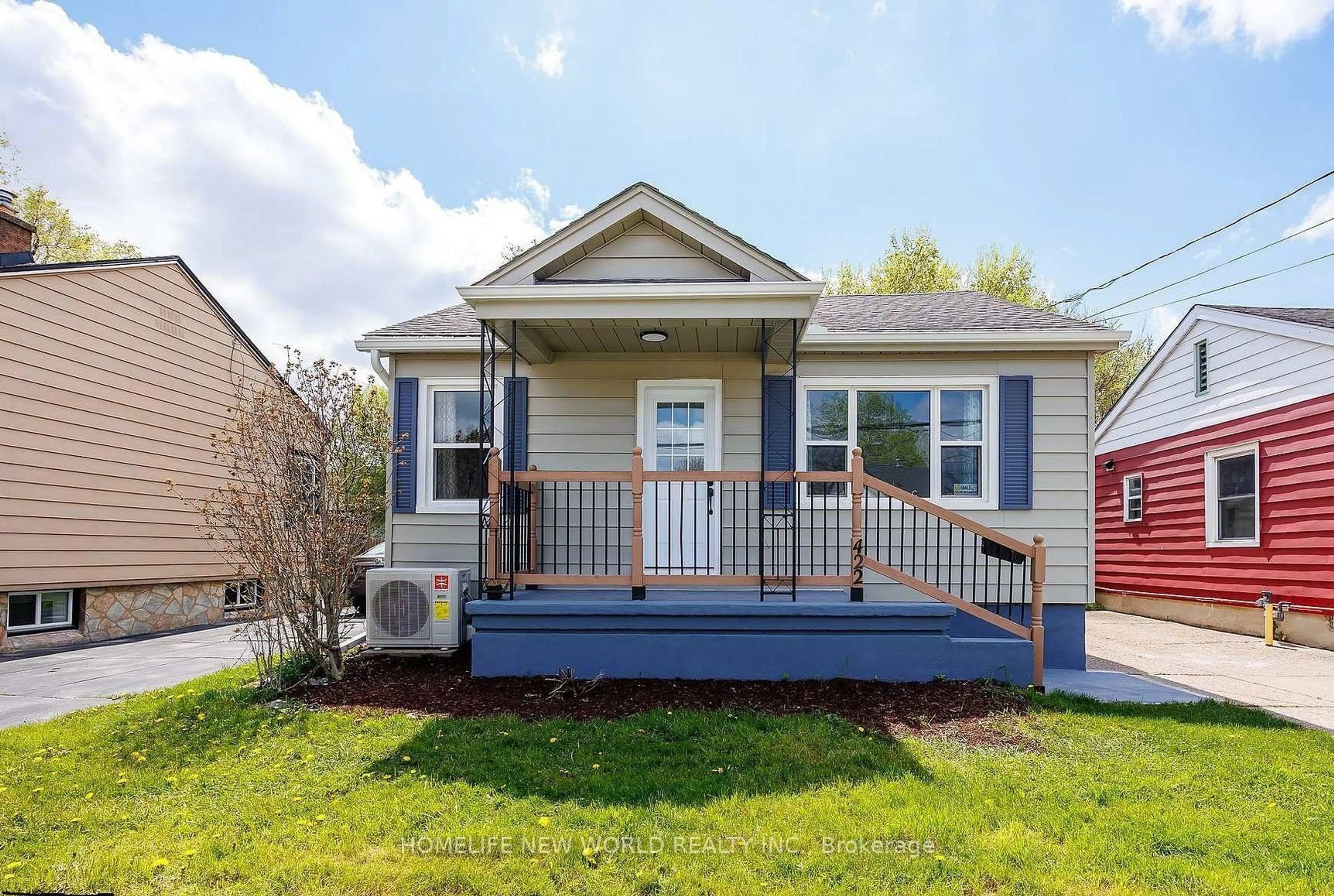 Home with vinyl exterior material, street for 422 Welland Ave, St. Catharines Ontario L2M 5T8